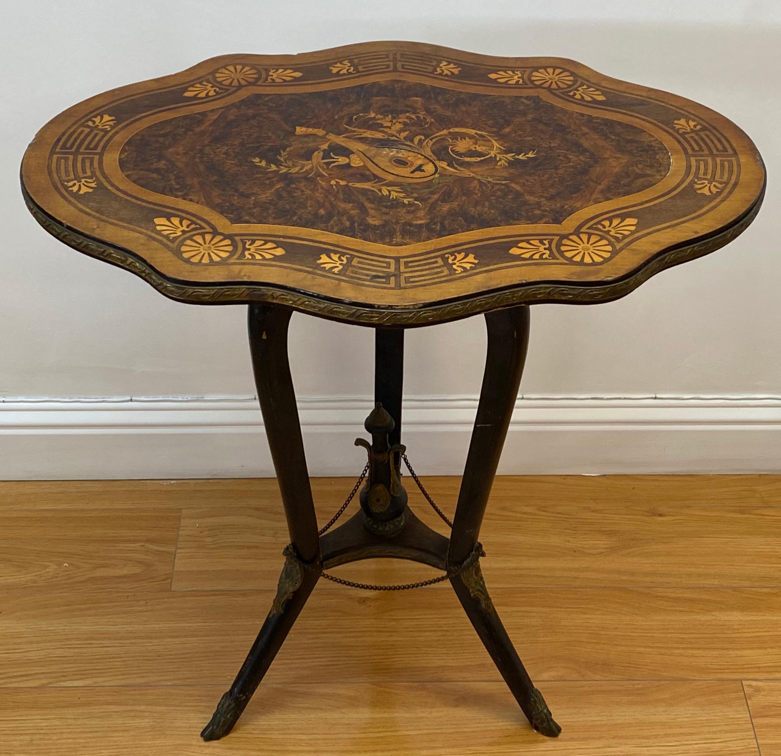 Français Début du 20e siècle Victorien européen en noyer incrusté Table à plateau basculant c.1900 en vente