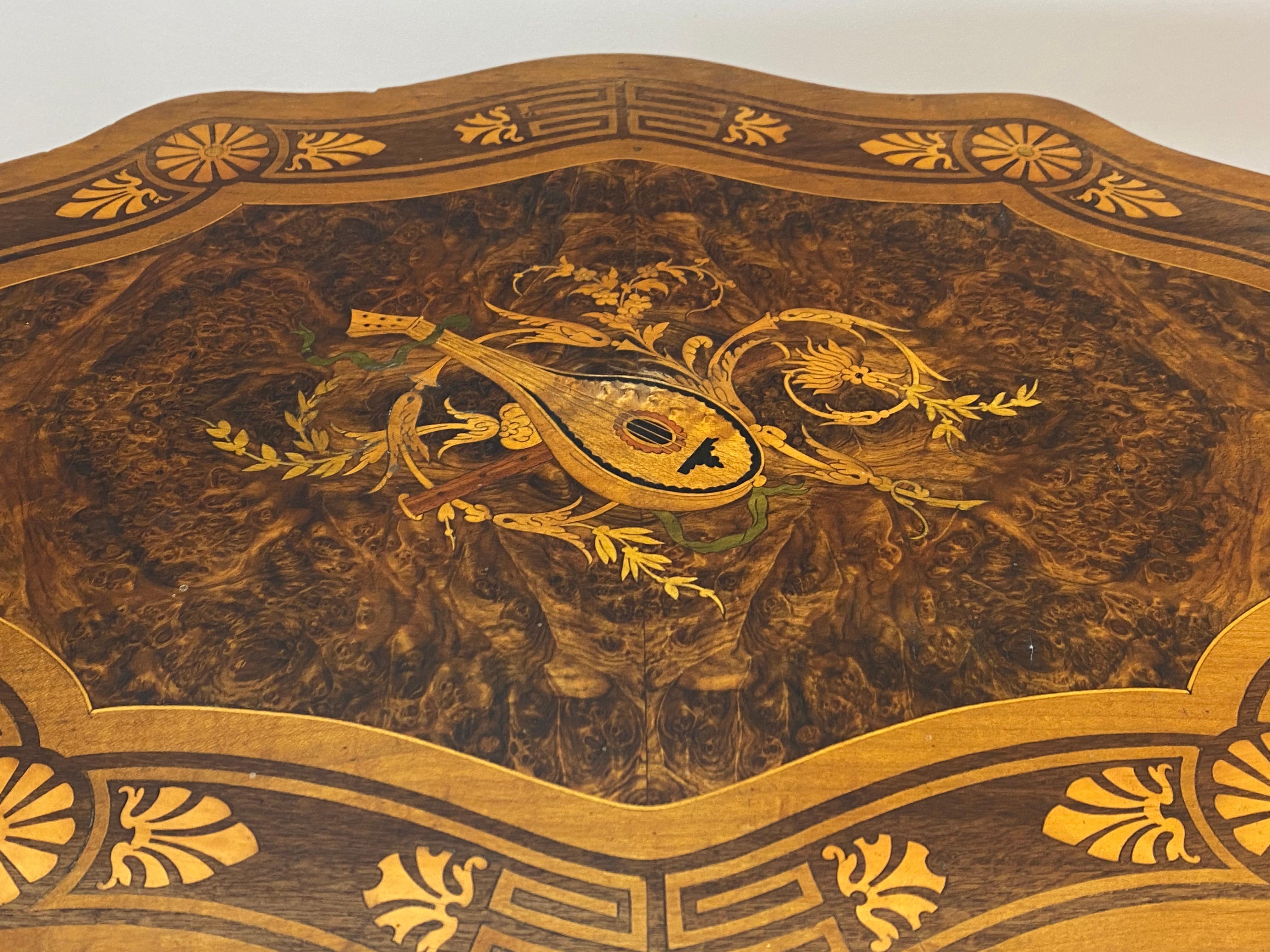 French Early 20th Century Victorian European Walnut Inlaid Tilt Top Table c.1900 For Sale