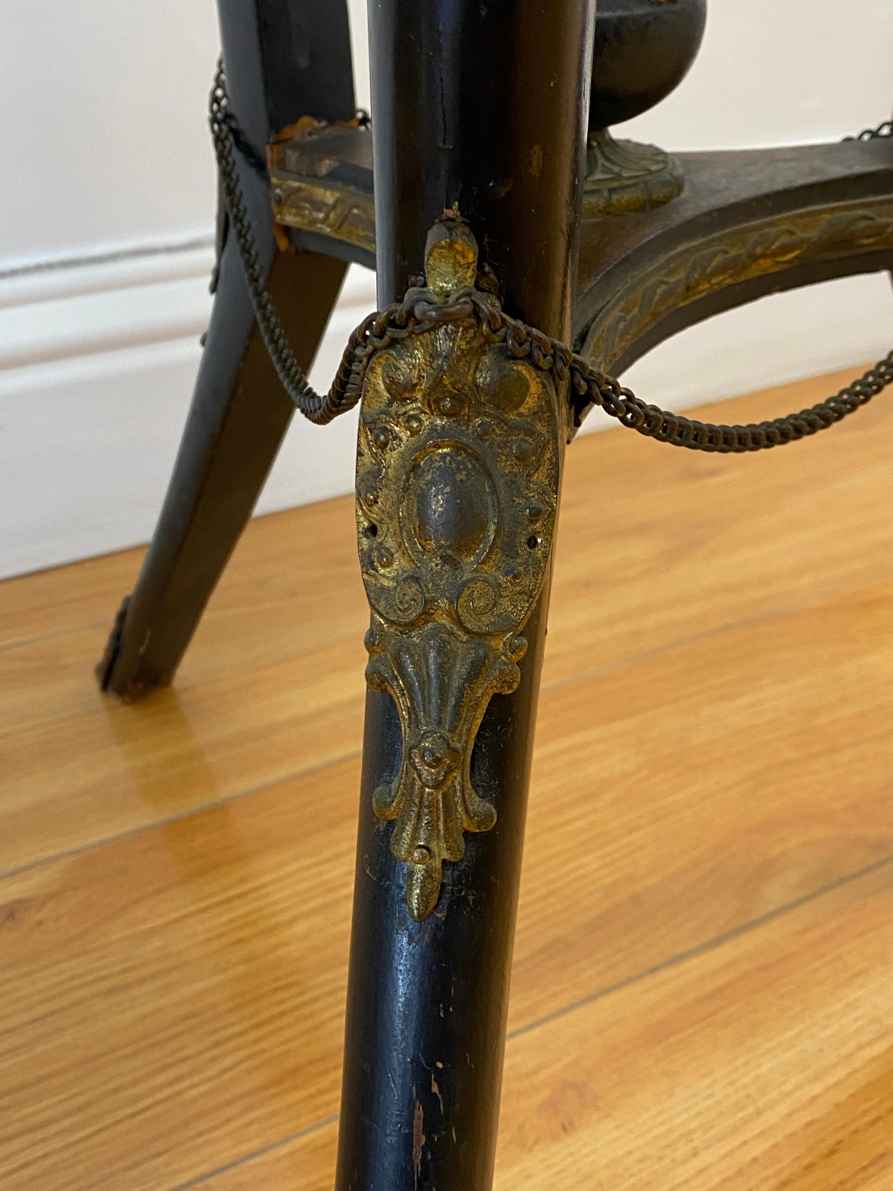 Early 20th Century Victorian European Walnut Inlaid Tilt Top Table c.1900 For Sale 2