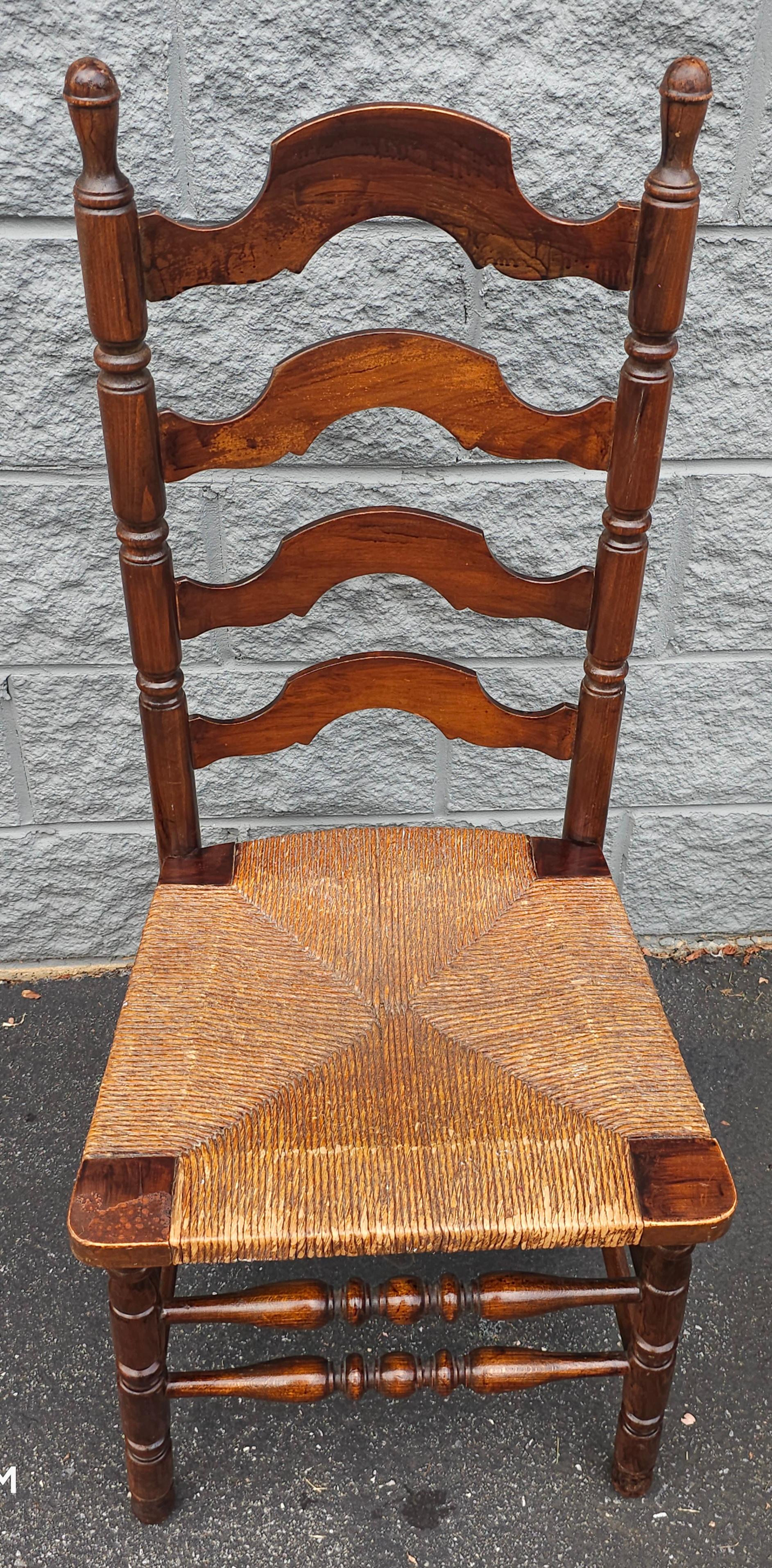 Colonial américain Chaise d'appoint victorienne du début du 20e siècle à dossier en échelle et à assise en noyer et jonc au fuseau en vente