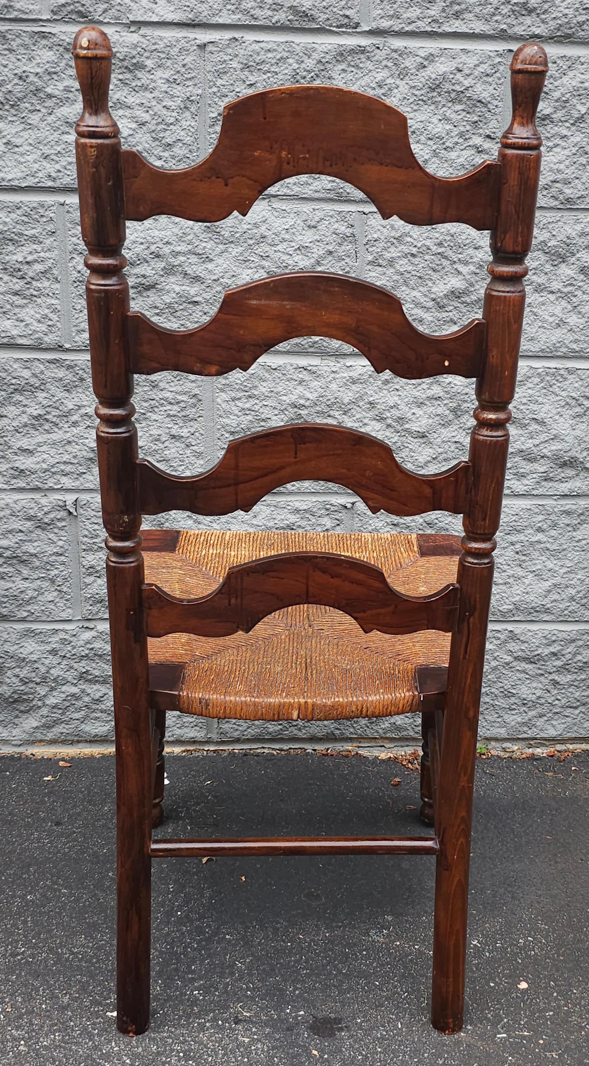 Chaise d'appoint victorienne du début du 20e siècle à dossier en échelle et à assise en noyer et jonc au fuseau Bon état - En vente à Germantown, MD