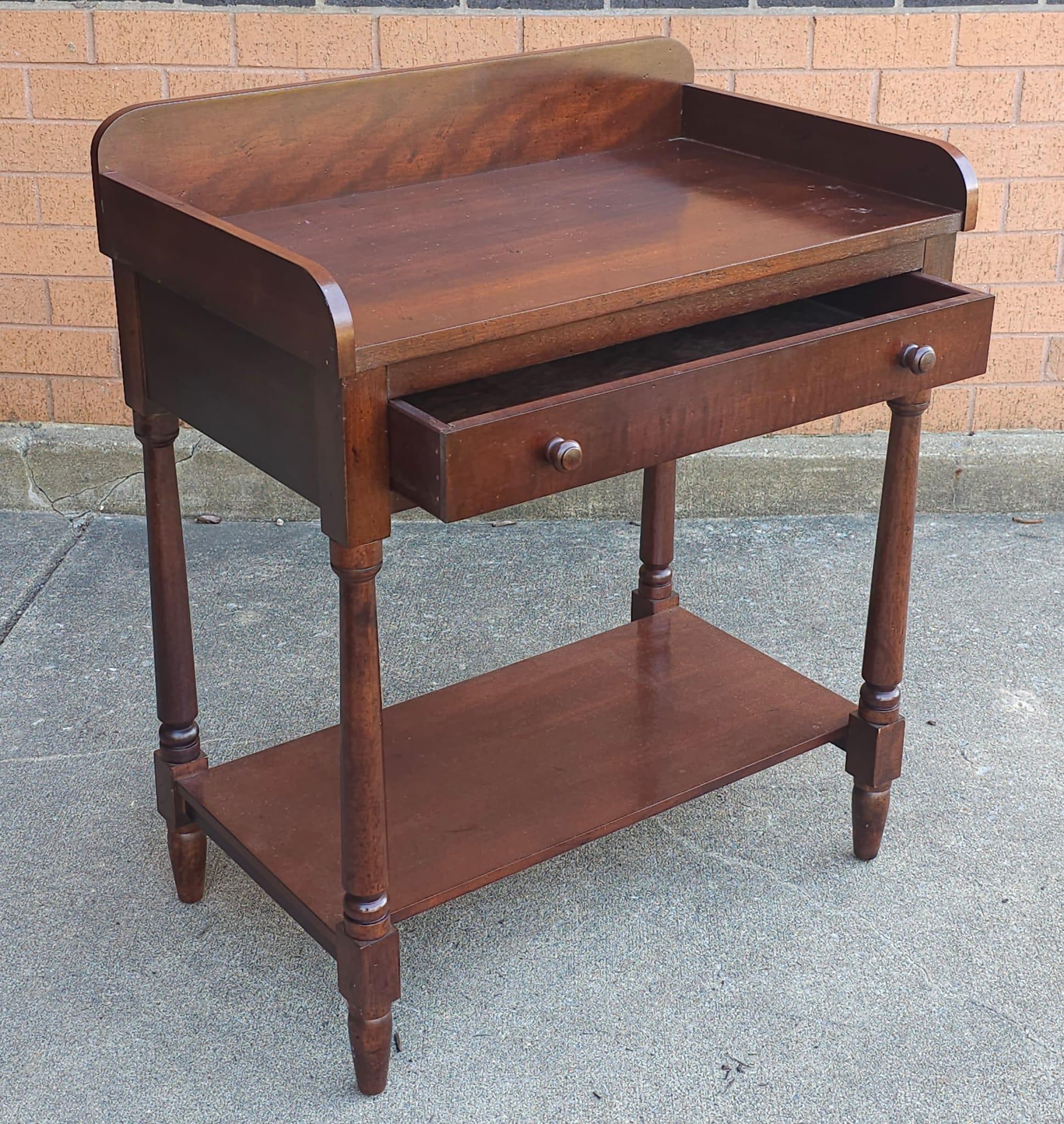 American Early 20th Century Victorian Mahogany Single Drawer Wash Stand For Sale