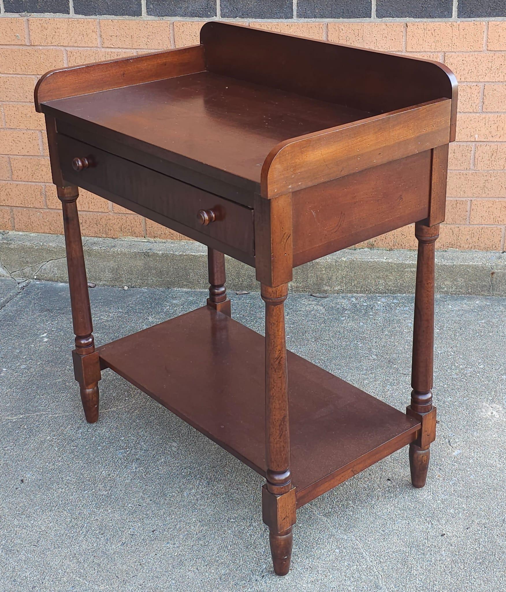 Early 20th Century Victorian Mahogany Single Drawer Wash Stand In Good Condition For Sale In Germantown, MD