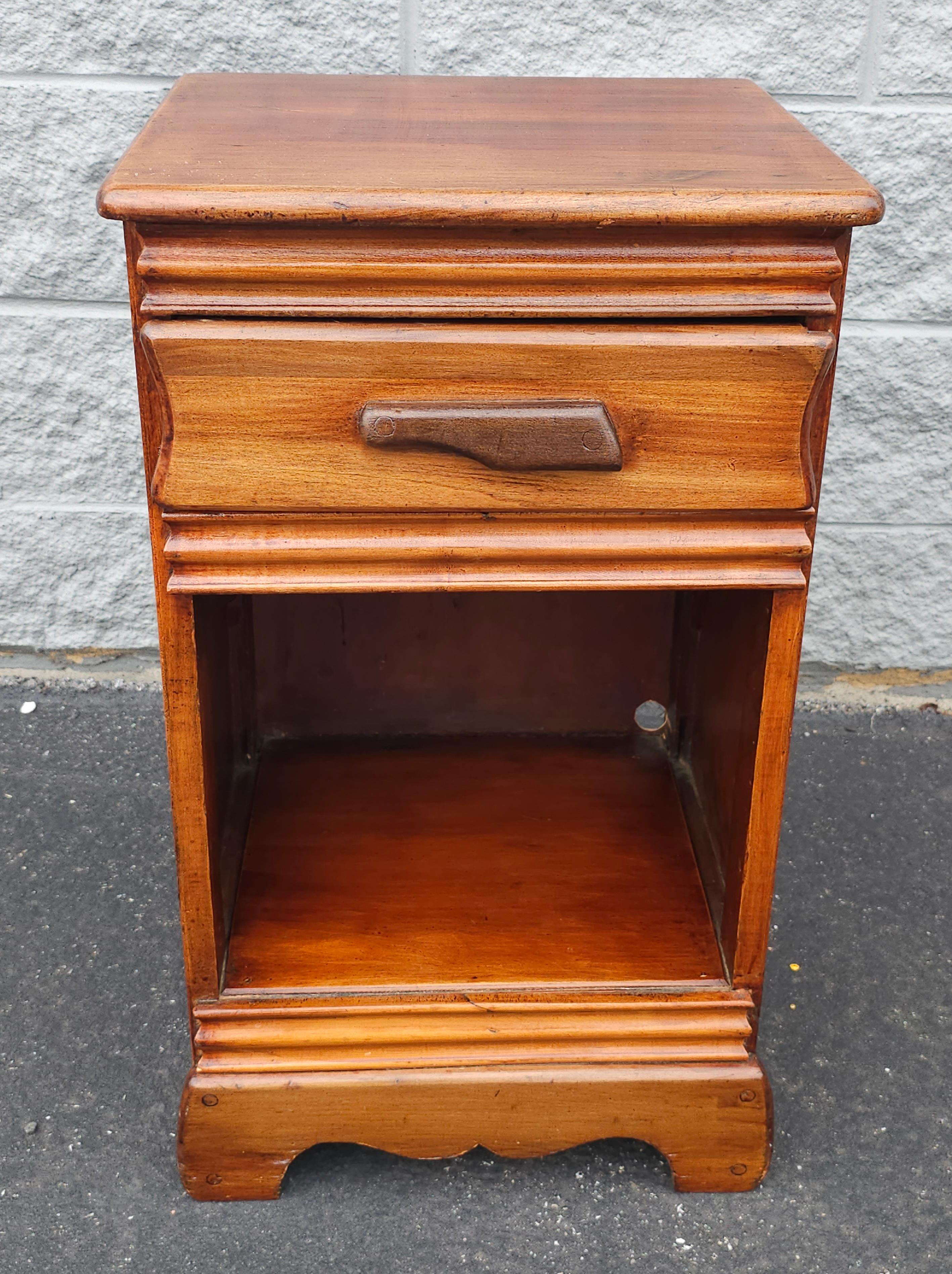 An Early 20th Century Victorian Single Drawer Mahogany BedSide Table. Measures 16