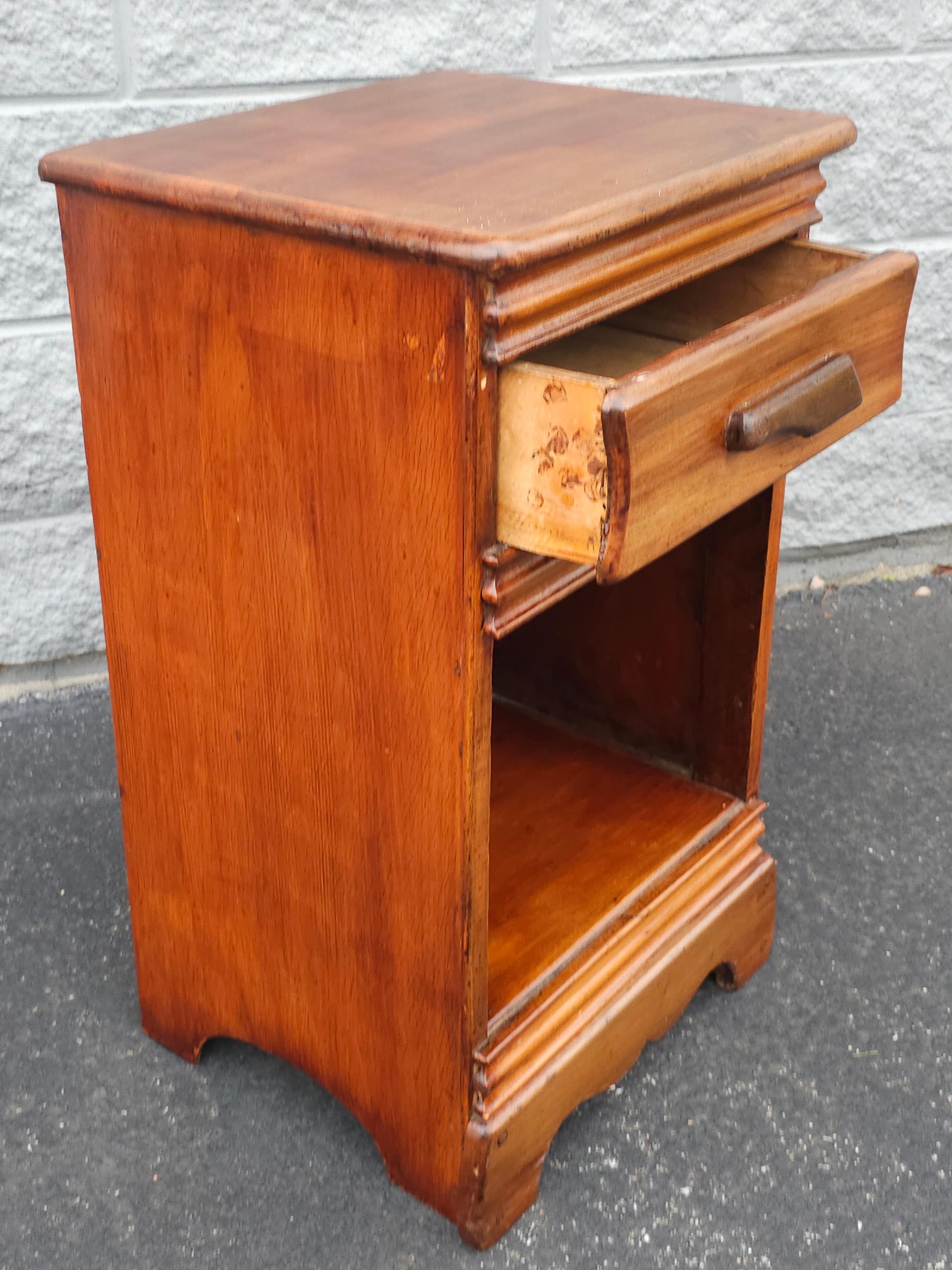 Early 20th Century Victorian Single Drawer Mahogany BedSide Table In Good Condition For Sale In Germantown, MD
