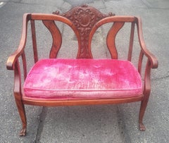 Divano in mogano intagliato e imbottito in stile vittoriano dei primi del '900