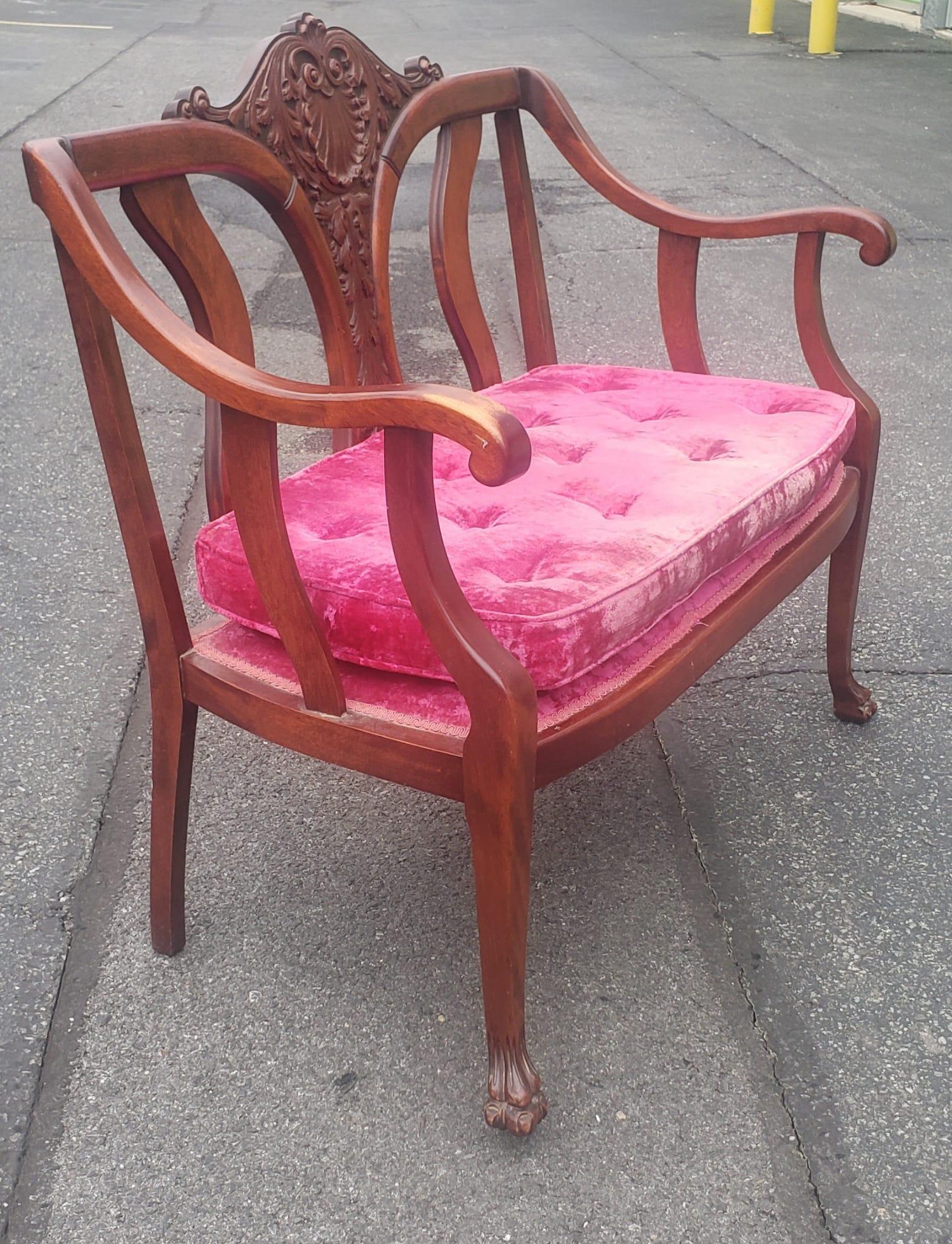 American Early 20th Century Victorian Style Carved Mahogany and Upholstered Settee For Sale