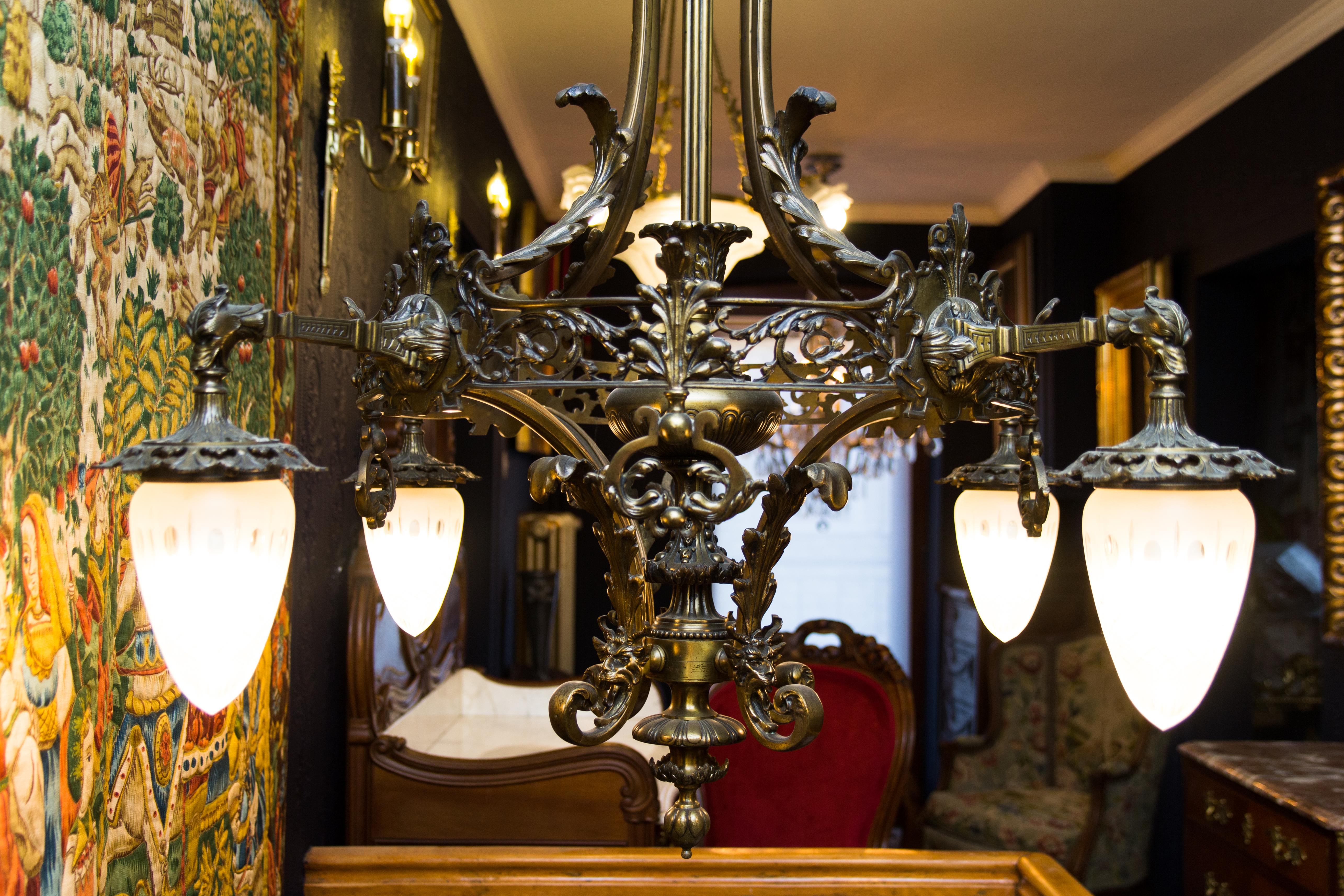Großer Kronleuchter im viktorianischen Stil mit vier Lichtern aus Bronze und Milchglas:: 1920er Jahre 2