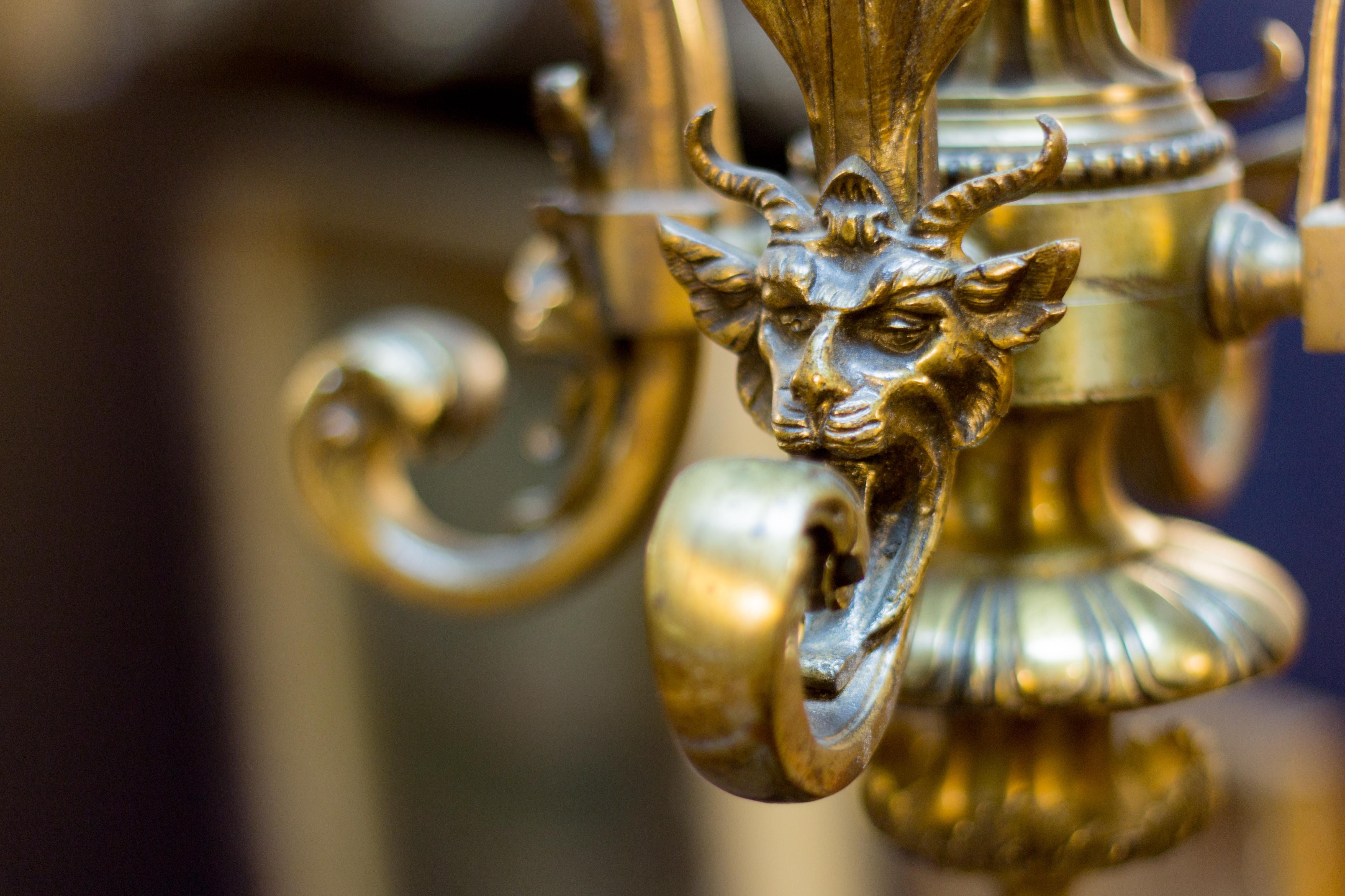 Großer Kronleuchter im viktorianischen Stil mit vier Lichtern aus Bronze und Milchglas:: 1920er Jahre 6