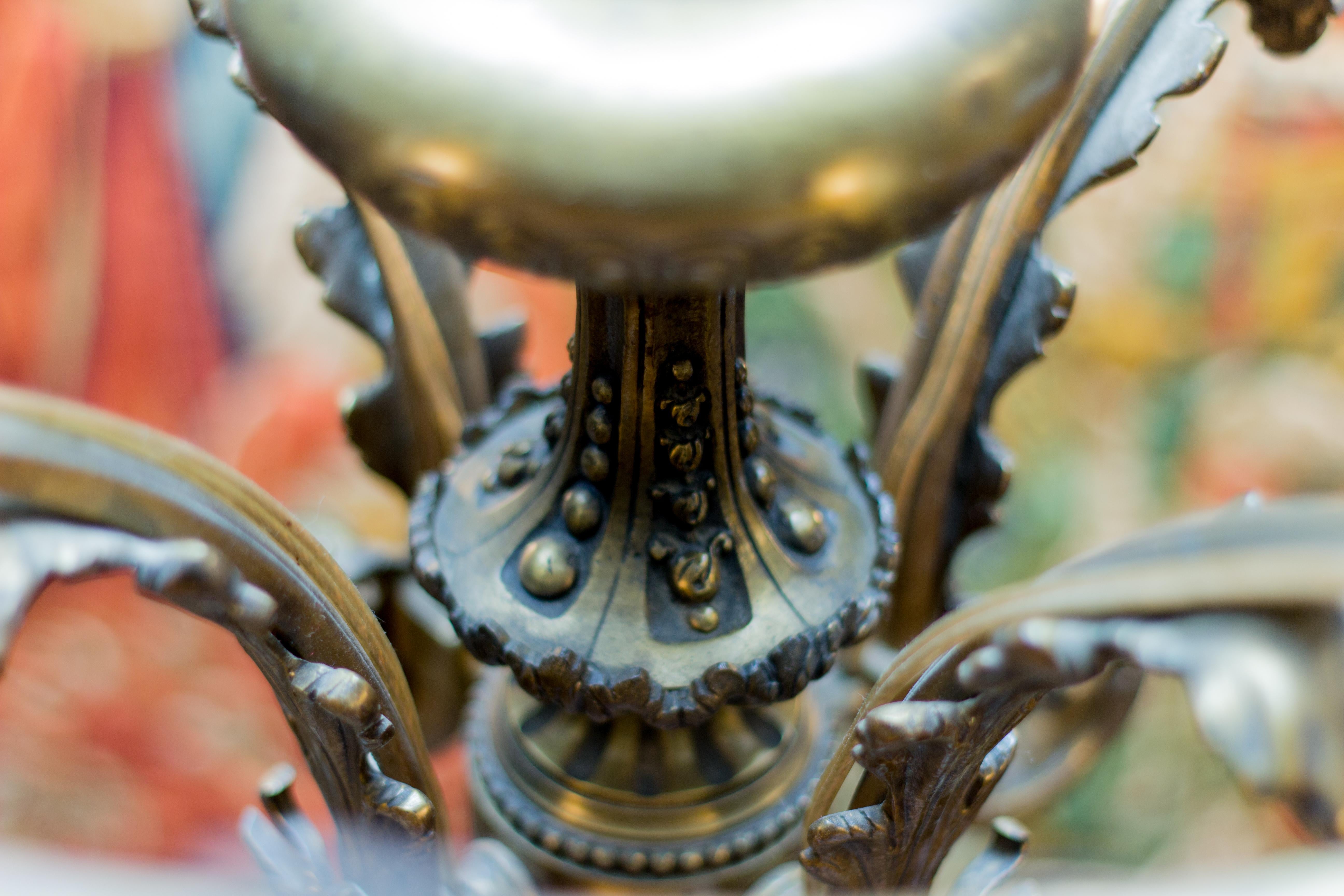 Großer Kronleuchter im viktorianischen Stil mit vier Lichtern aus Bronze und Milchglas:: 1920er Jahre 7