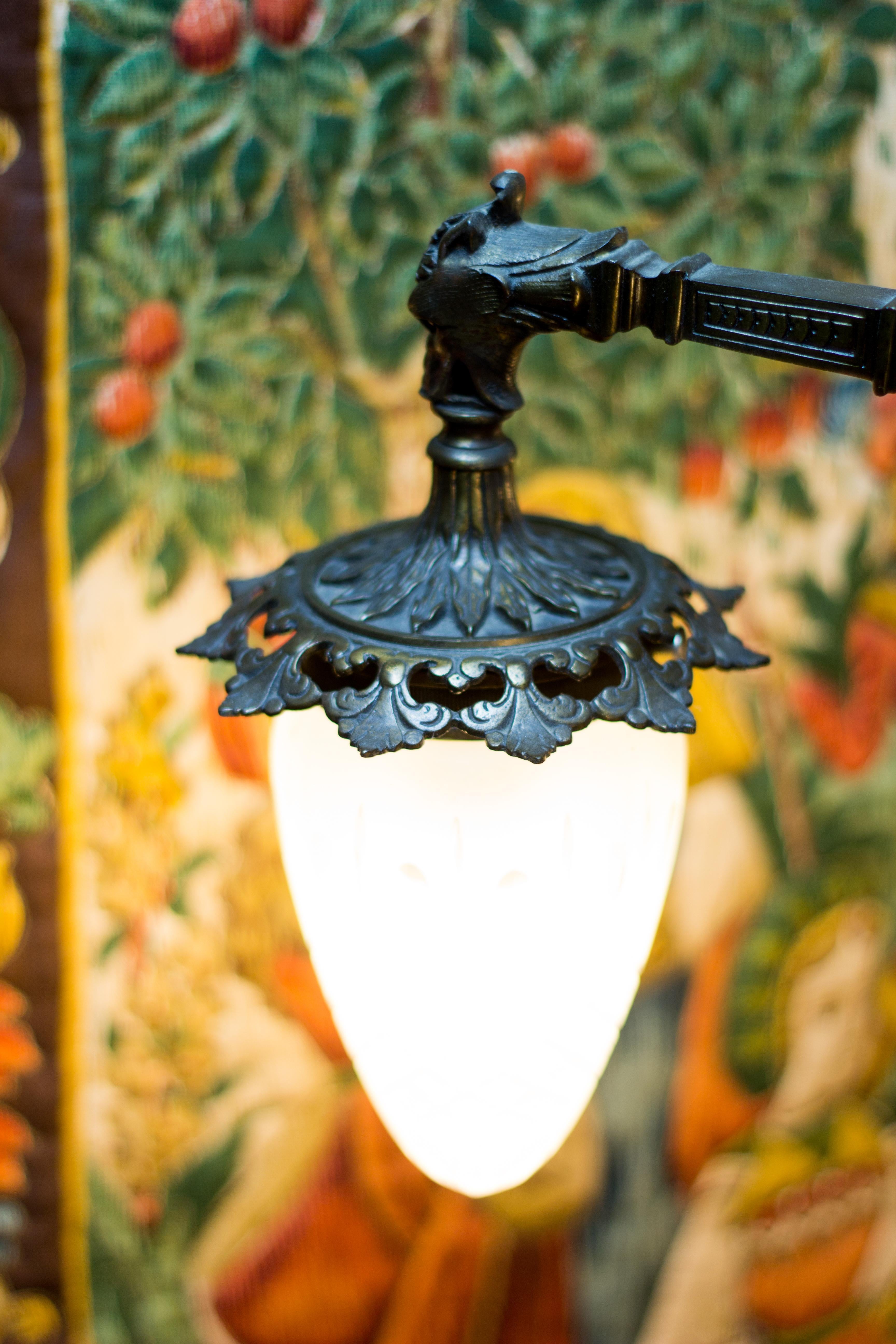 Großer Kronleuchter im viktorianischen Stil mit vier Lichtern aus Bronze und Milchglas:: 1920er Jahre 8