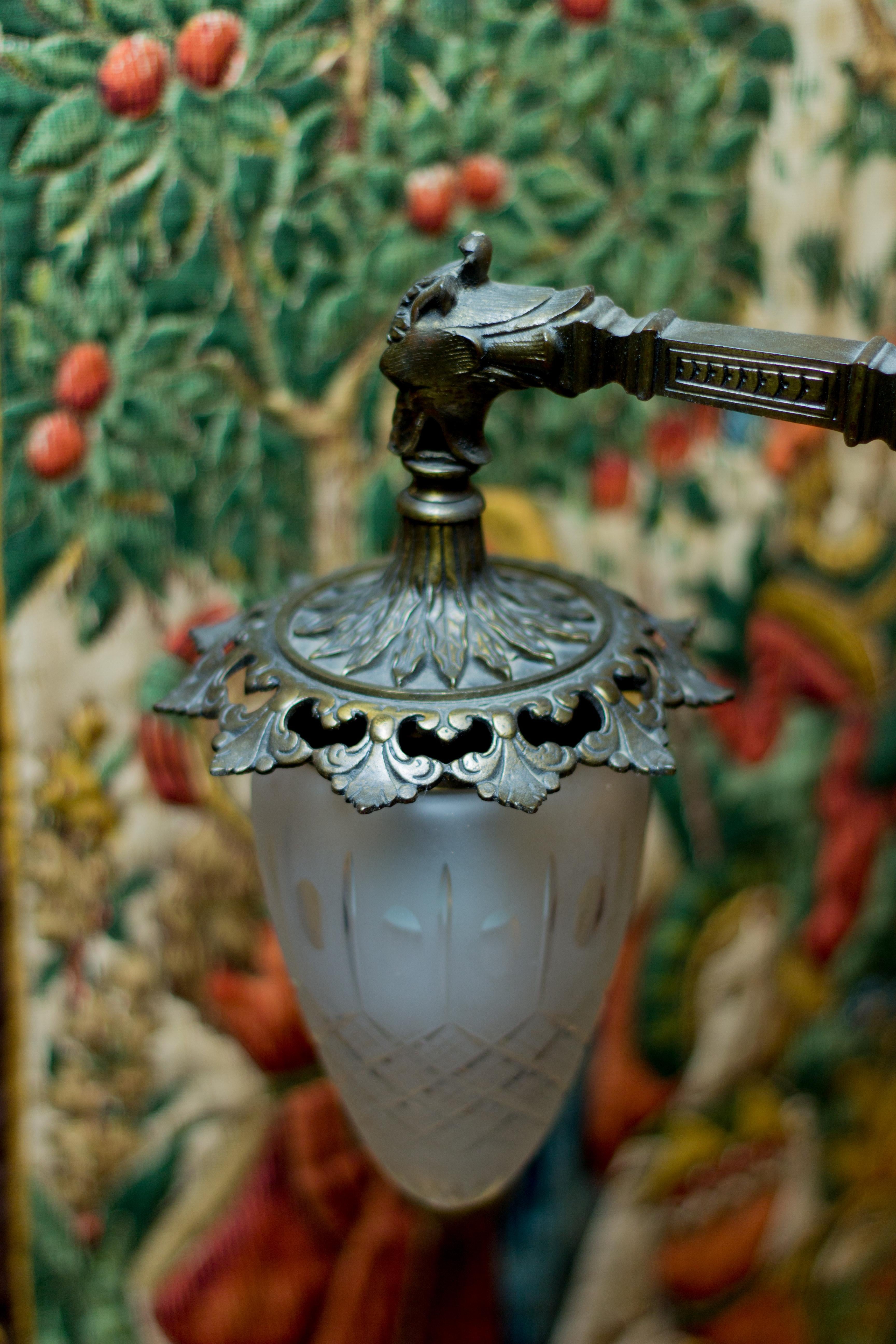 Großer Kronleuchter im viktorianischen Stil mit vier Lichtern aus Bronze und Milchglas:: 1920er Jahre 9