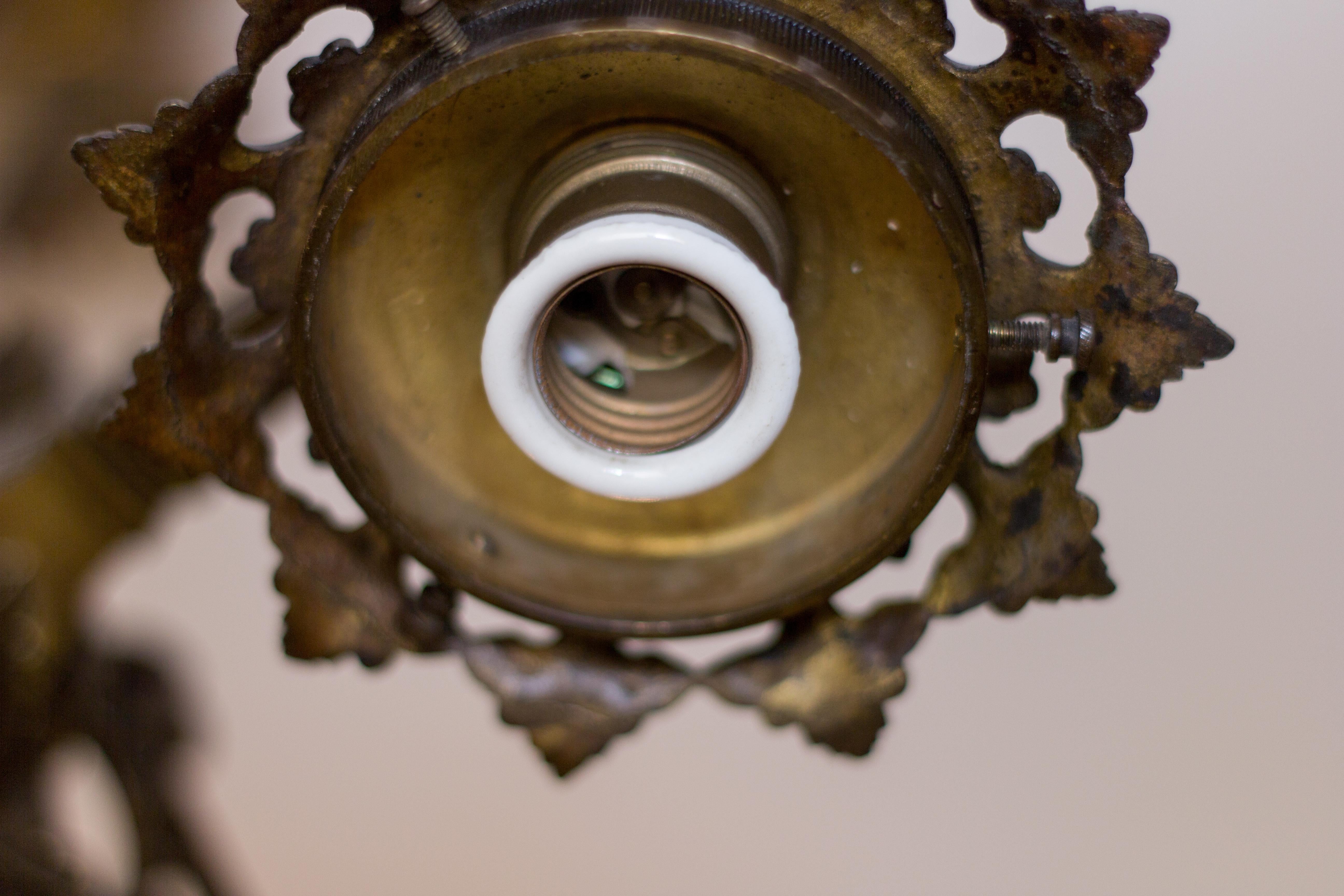 Großer Kronleuchter im viktorianischen Stil mit vier Lichtern aus Bronze und Milchglas:: 1920er Jahre 10