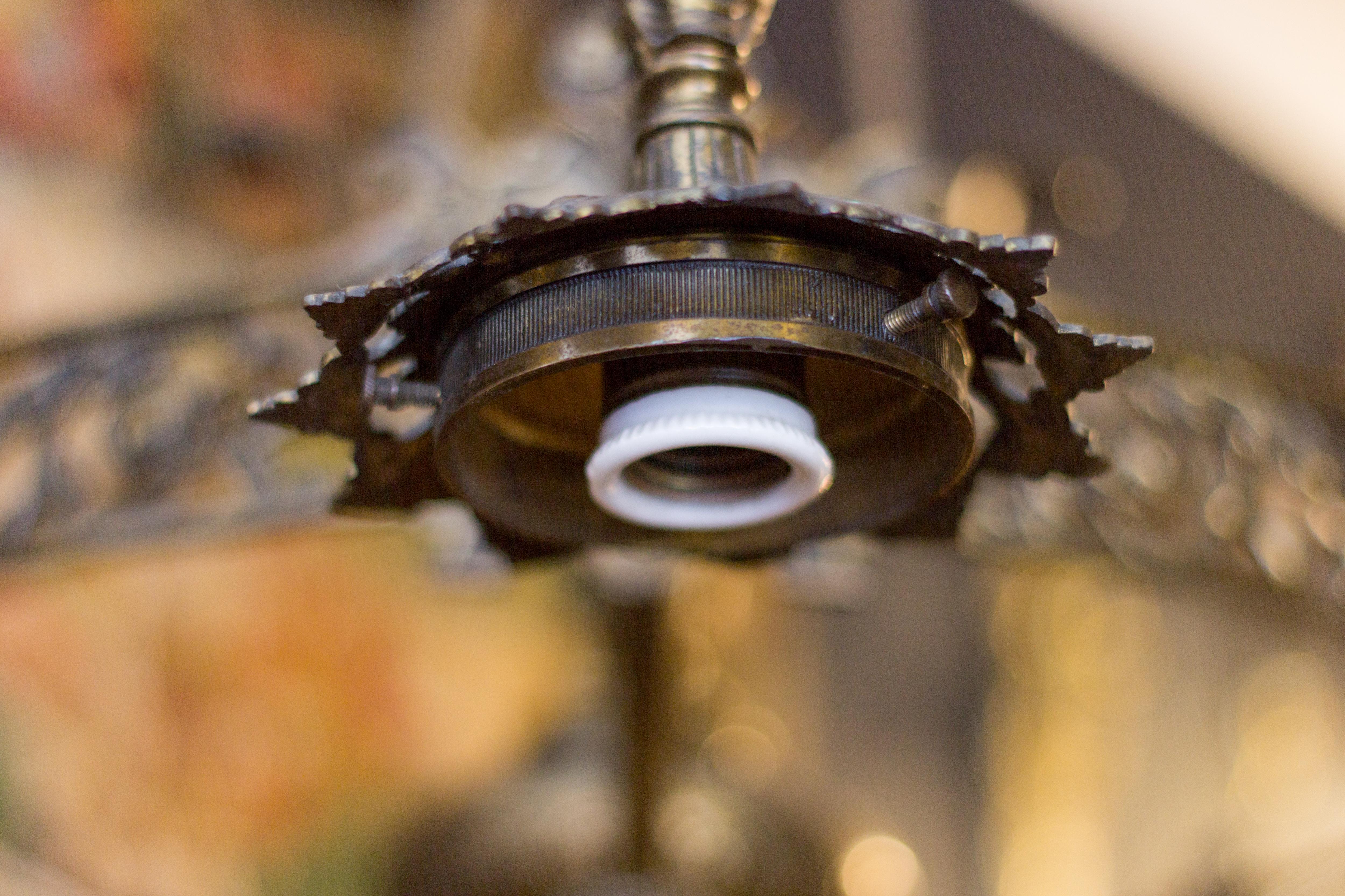 Großer Kronleuchter im viktorianischen Stil mit vier Lichtern aus Bronze und Milchglas:: 1920er Jahre 11