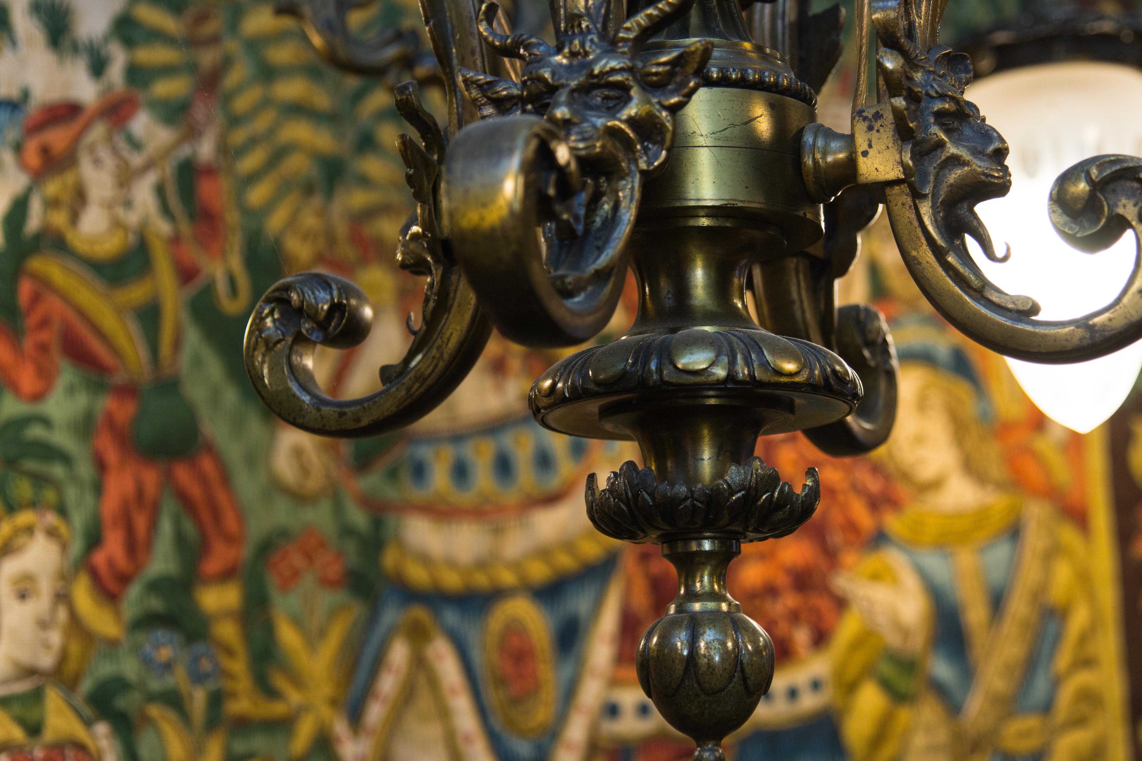 Großer Kronleuchter im viktorianischen Stil mit vier Lichtern aus Bronze und Milchglas:: 1920er Jahre (Viktorianisch)