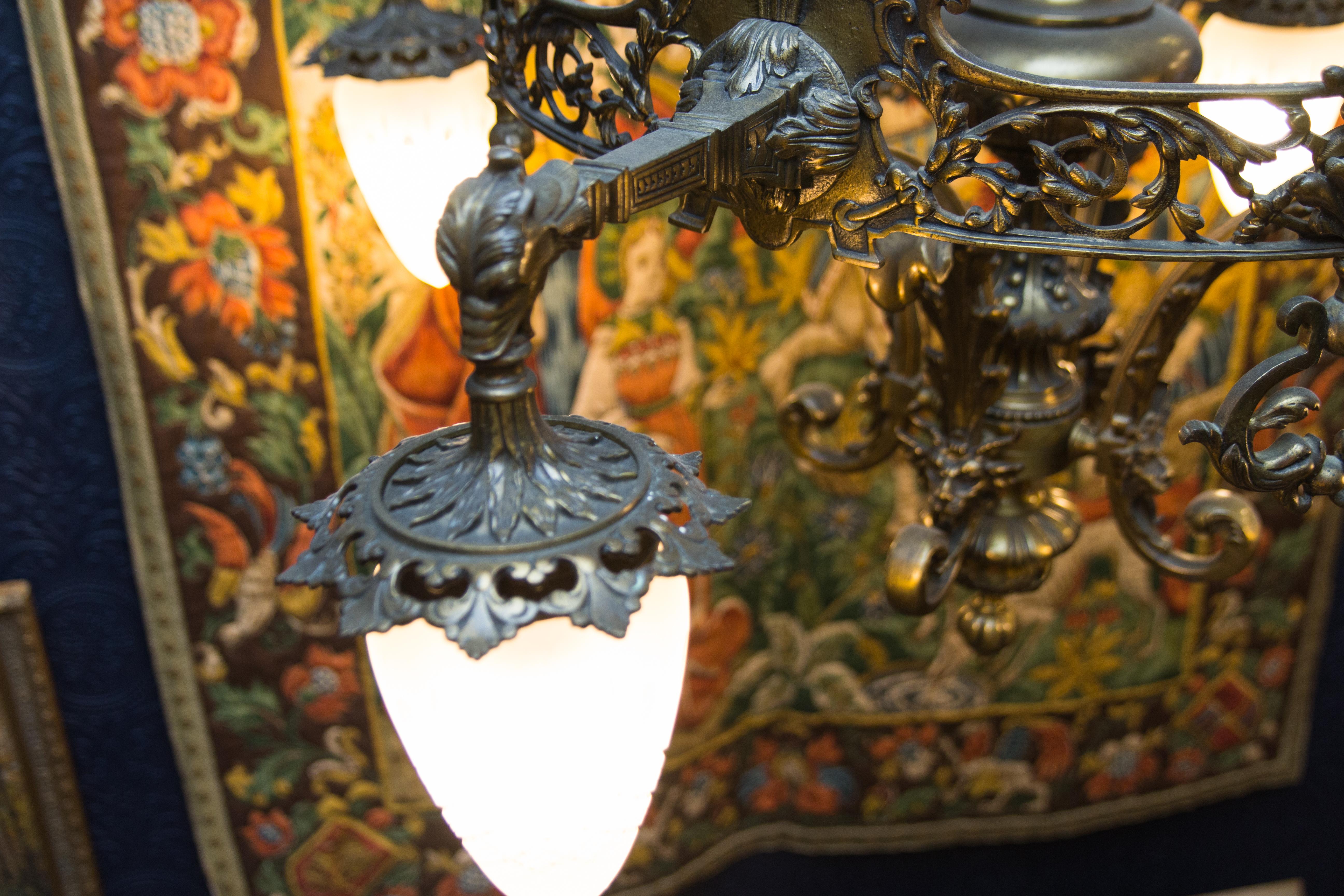 Großer Kronleuchter im viktorianischen Stil mit vier Lichtern aus Bronze und Milchglas:: 1920er Jahre (Mattiert)