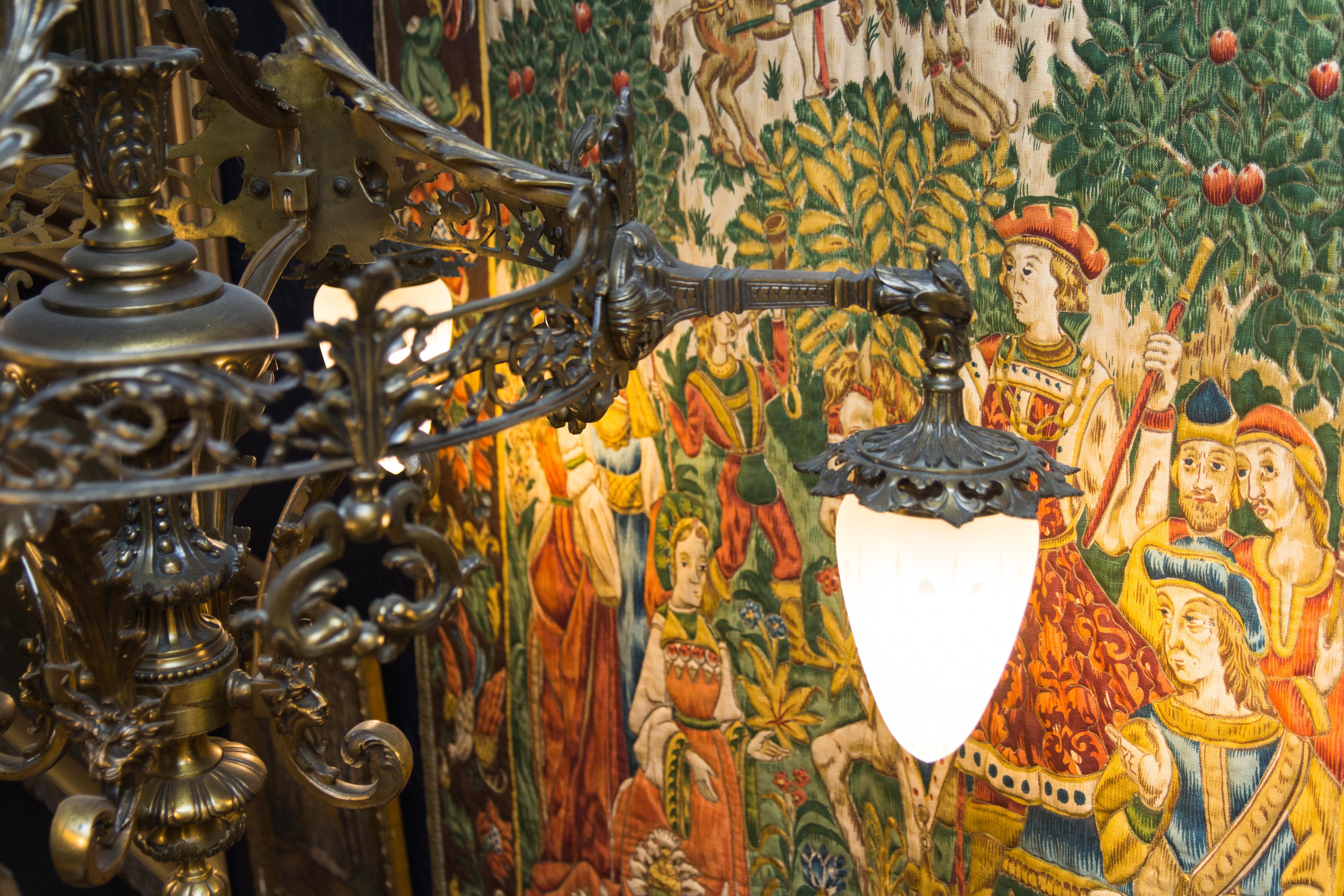 Großer Kronleuchter im viktorianischen Stil mit vier Lichtern aus Bronze und Milchglas:: 1920er Jahre im Zustand „Gut“ in Barntrup, DE