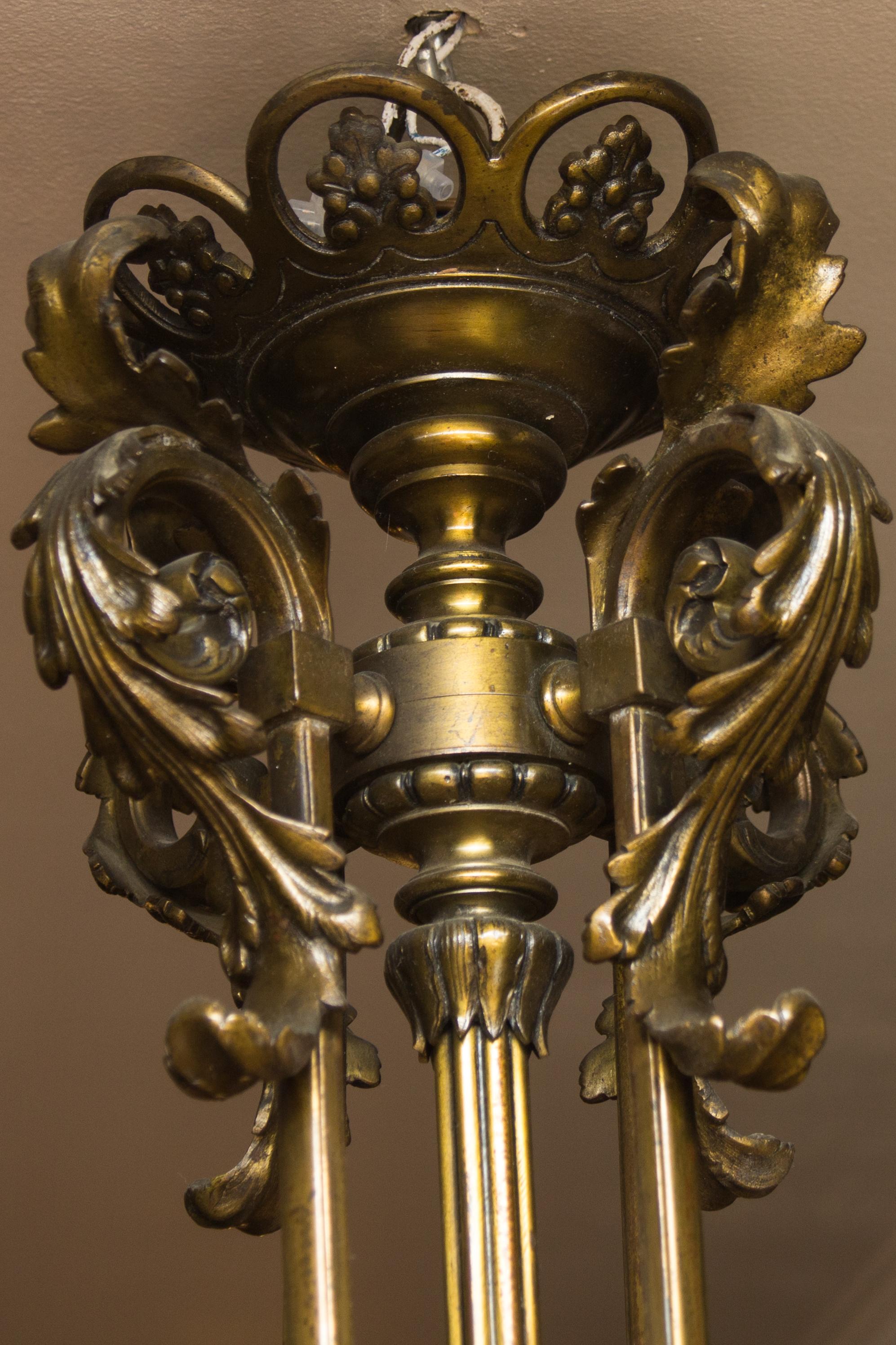 Großer Kronleuchter im viktorianischen Stil mit vier Lichtern aus Bronze und Milchglas:: 1920er Jahre (Frühes 20. Jahrhundert)