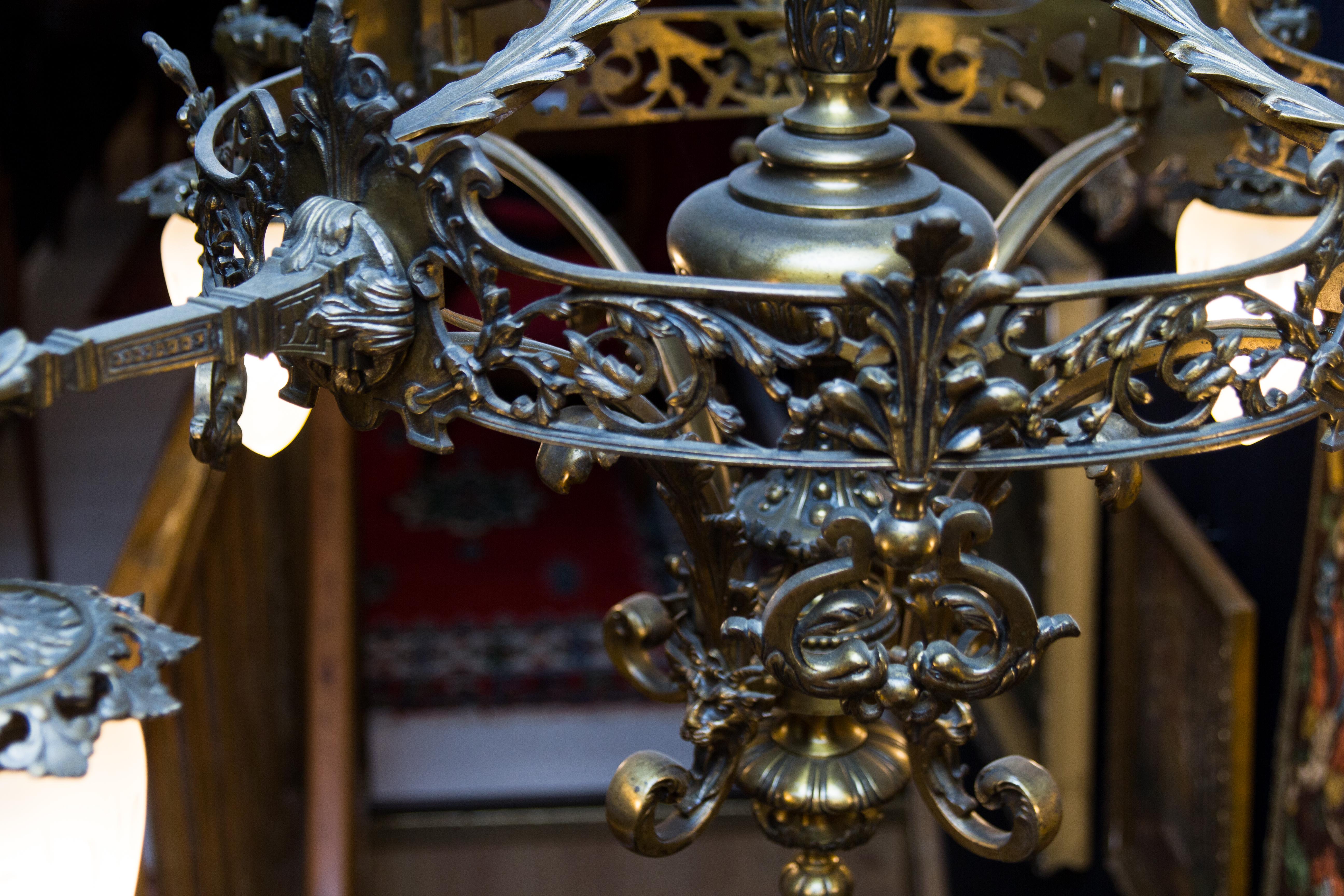 Großer Kronleuchter im viktorianischen Stil mit vier Lichtern aus Bronze und Milchglas:: 1920er Jahre (Glas)