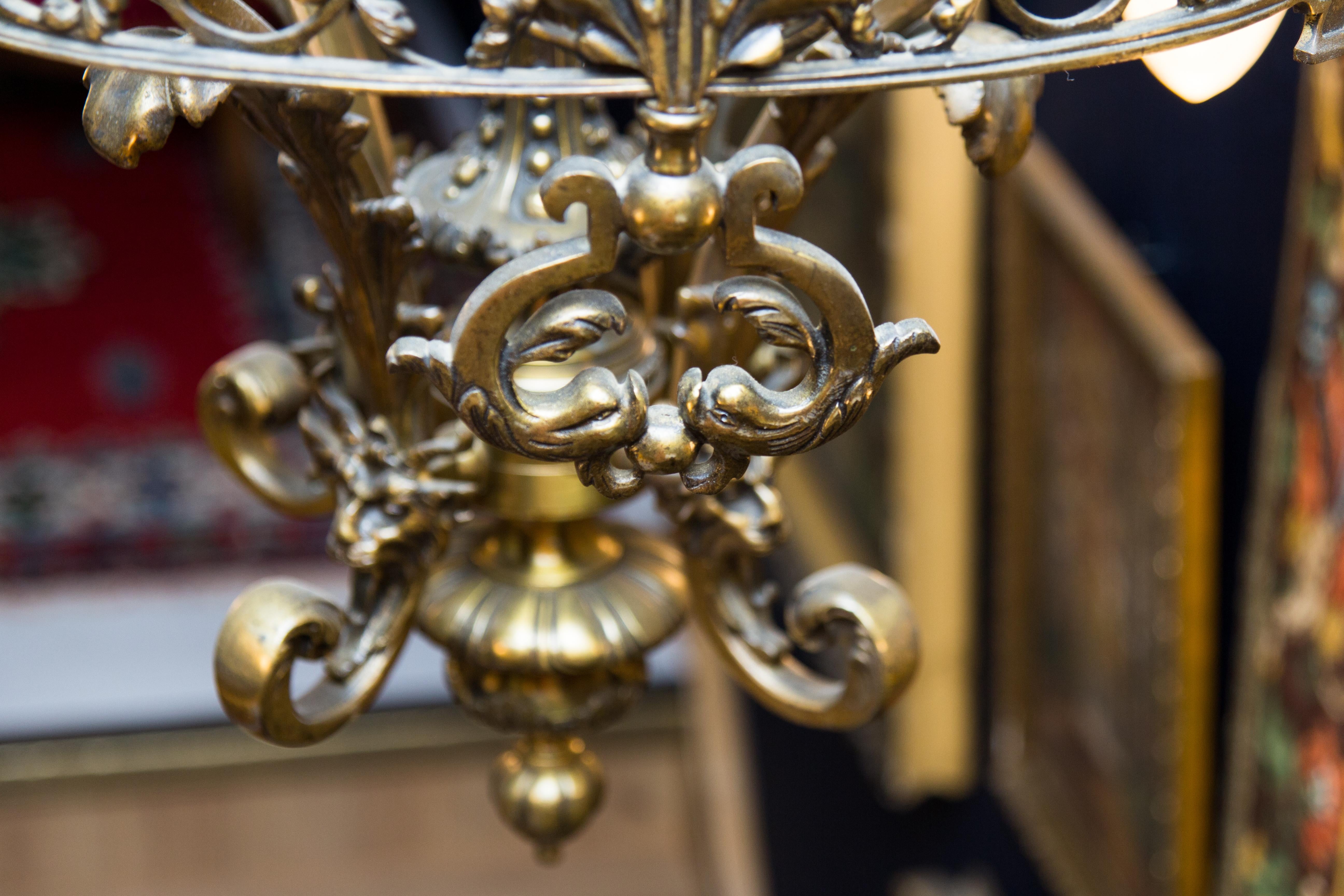 Großer Kronleuchter im viktorianischen Stil mit vier Lichtern aus Bronze und Milchglas:: 1920er Jahre 1