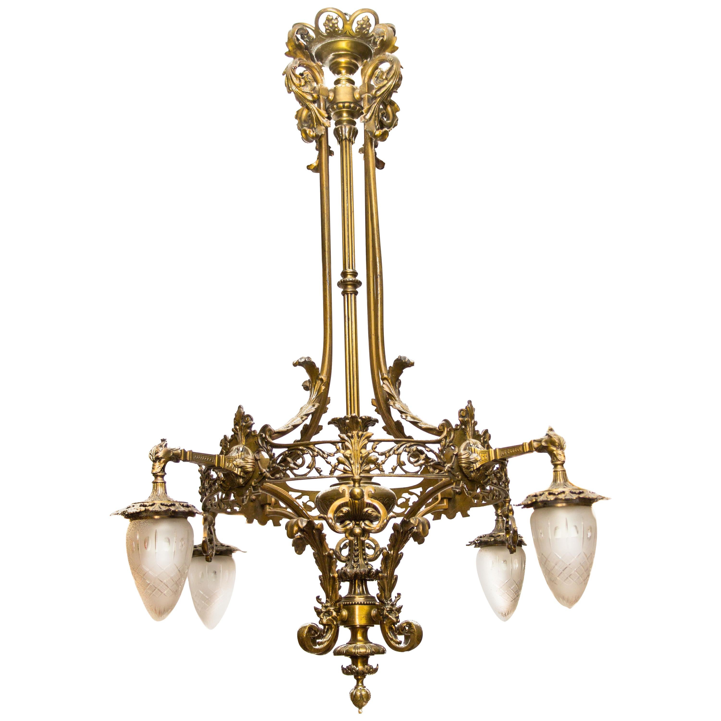 Großer Kronleuchter im viktorianischen Stil mit vier Lichtern aus Bronze und Milchglas:: 1920er Jahre