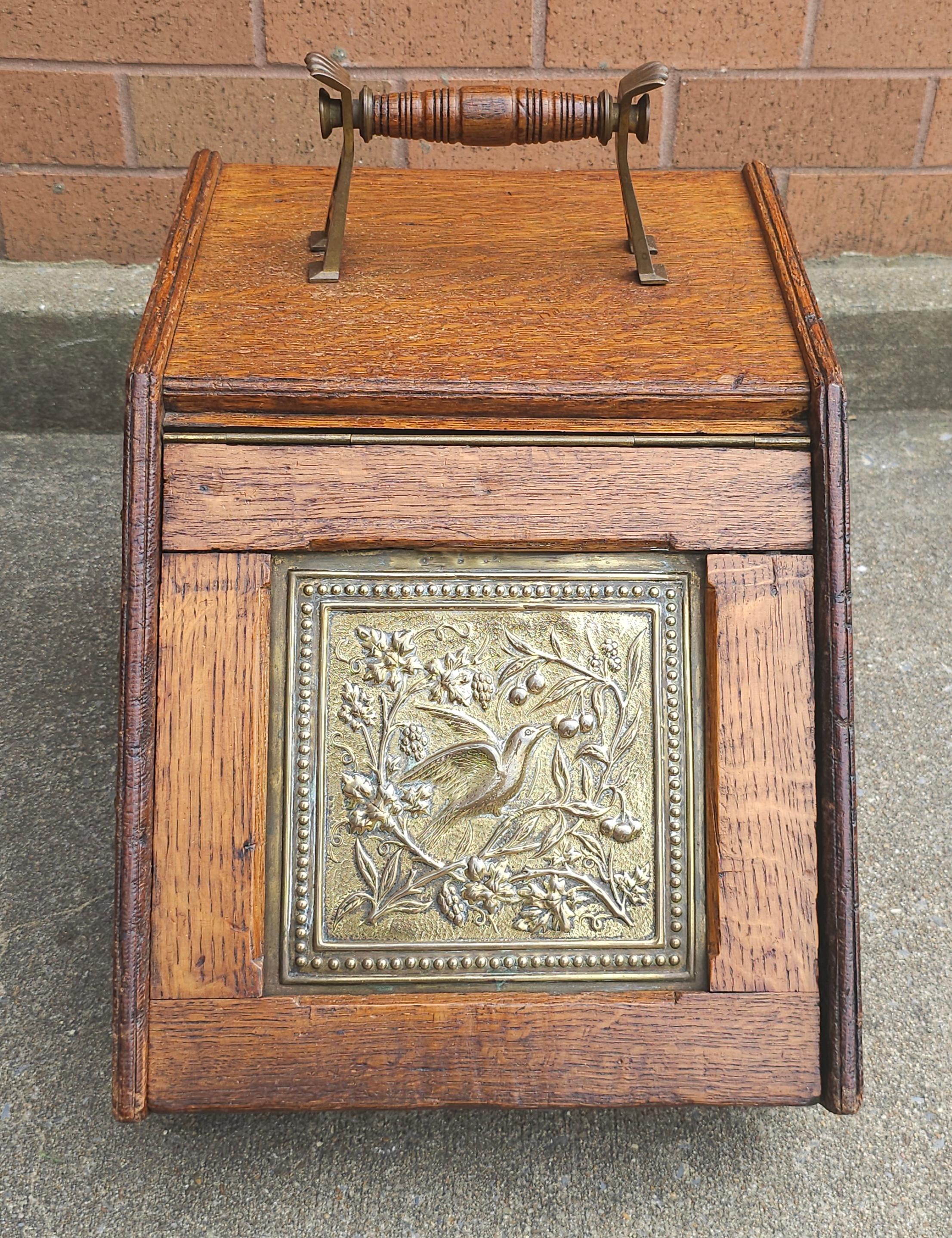Early 20th Century Victorian Style Oak and Brass Coal Scuttle In Good Condition For Sale In Germantown, MD