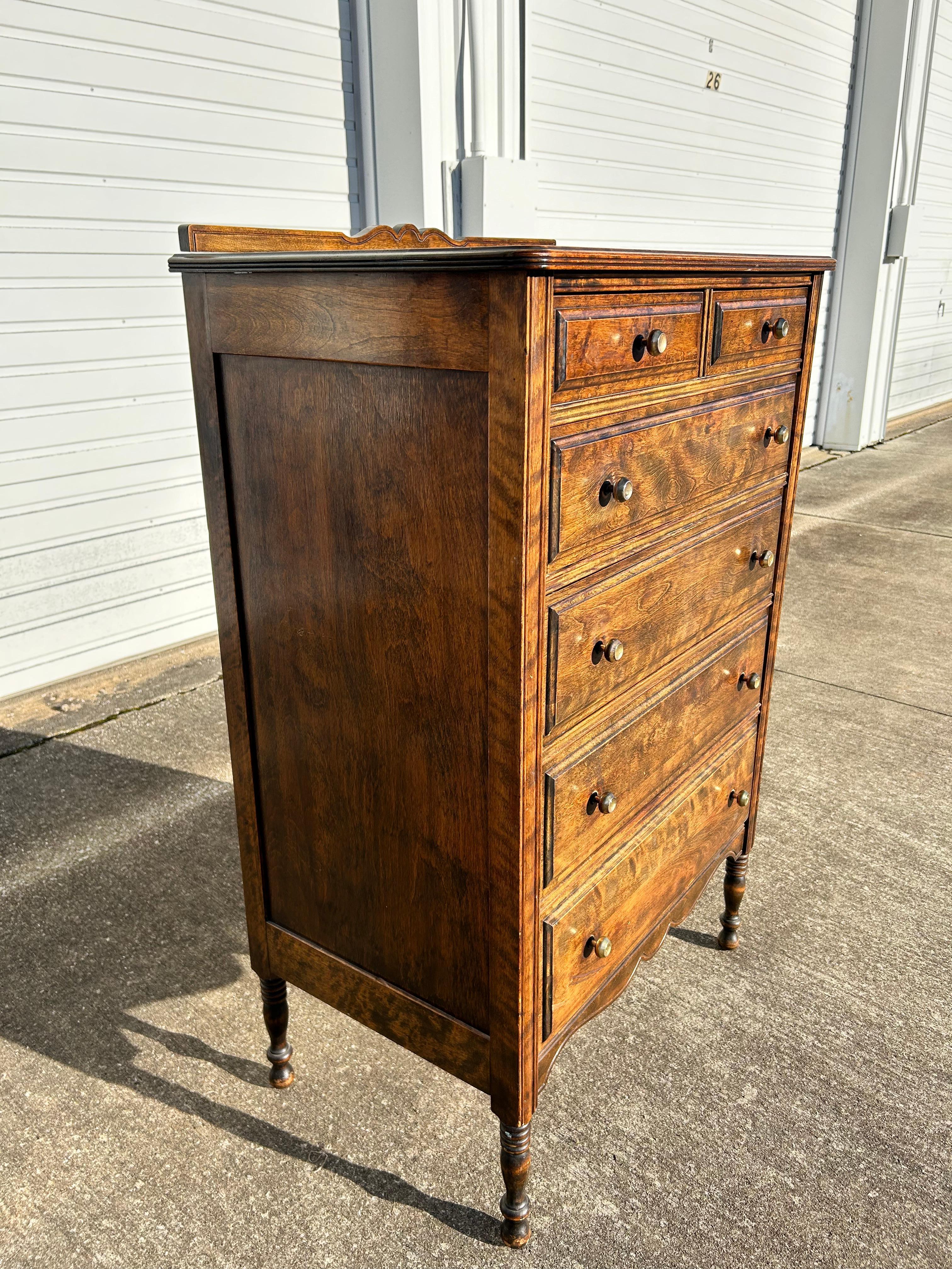 Splendida cassettiera alta vittoriana in legno.  Caratterizzato da una calda finitura marrone, due piccoli cassetti superiori e quattro spaziosi cassetti inferiori, tutti impreziositi da pomelli in ottone.  I cassetti scorrono dentro e fuori con