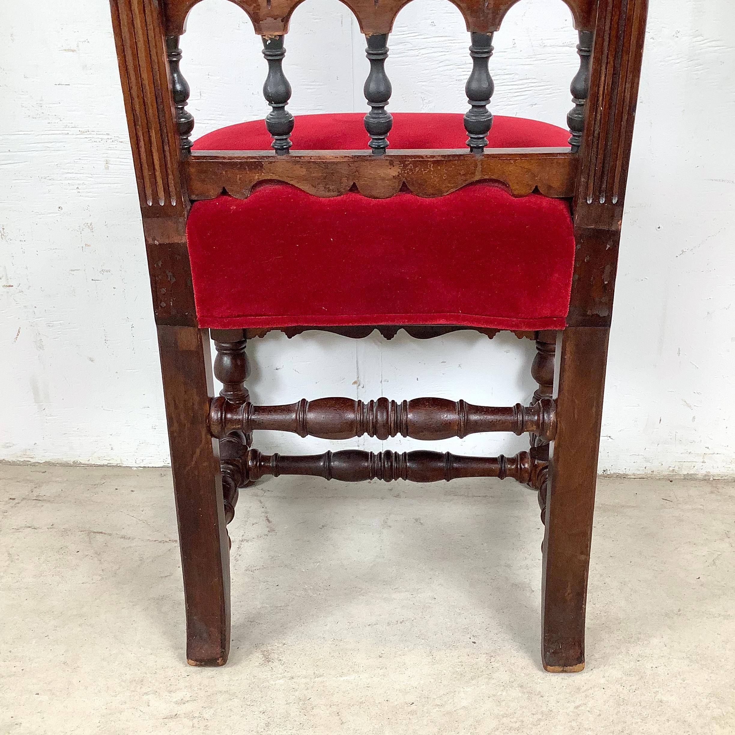 Sedia laterale vittoriana in noce dei primi del Novecento con rivestimento in velluto rosso in vendita 11