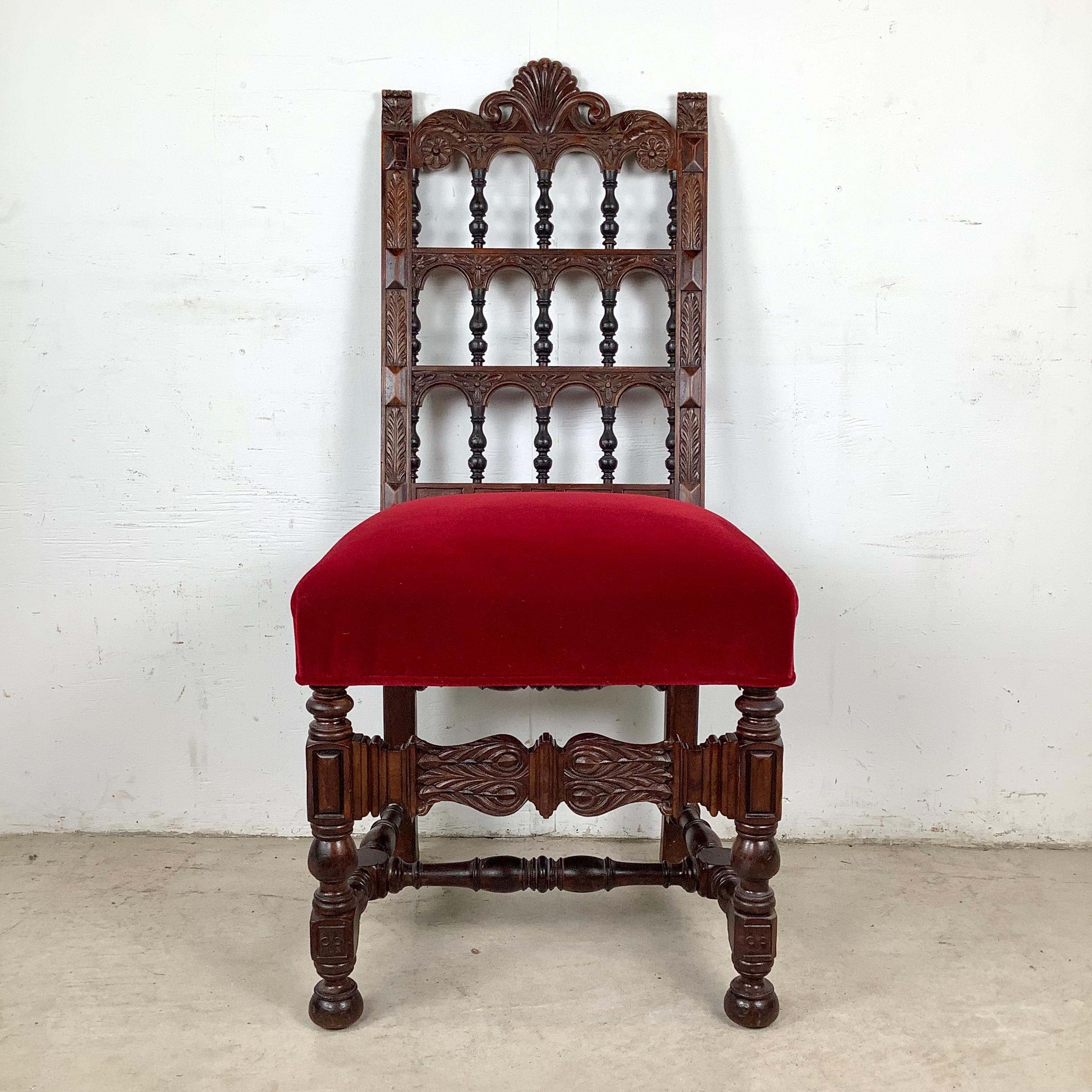 Questa poltrona vittoriana dei primi del Novecento cattura l'eleganza e la maestria di un'epoca passata. Sapientemente intagliata in noce massiccio, la sedia presenta dettagli intricati lungo la barra della cresta, la struttura della seduta e le
