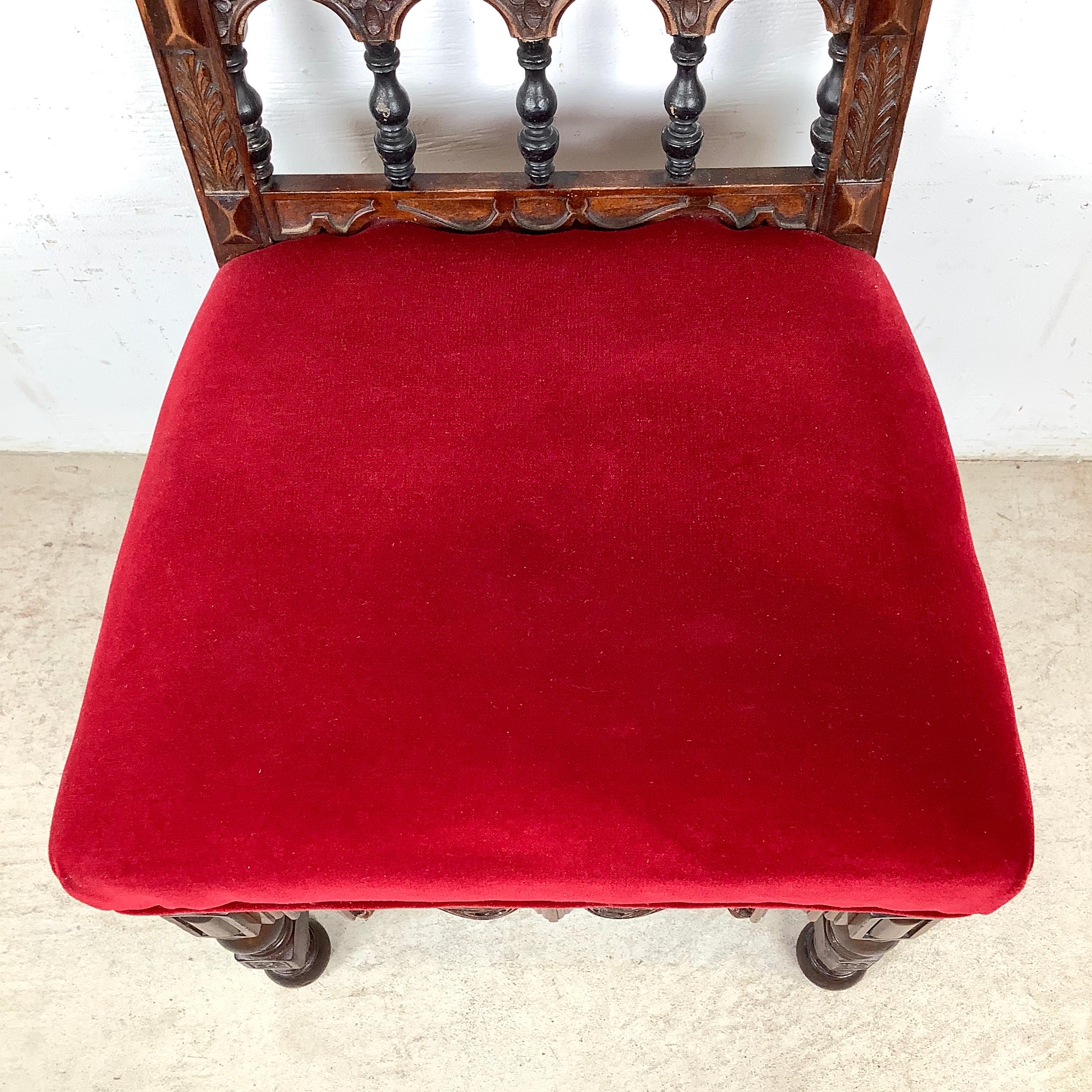 Altro Sedia laterale vittoriana in noce dei primi del Novecento con rivestimento in velluto rosso in vendita