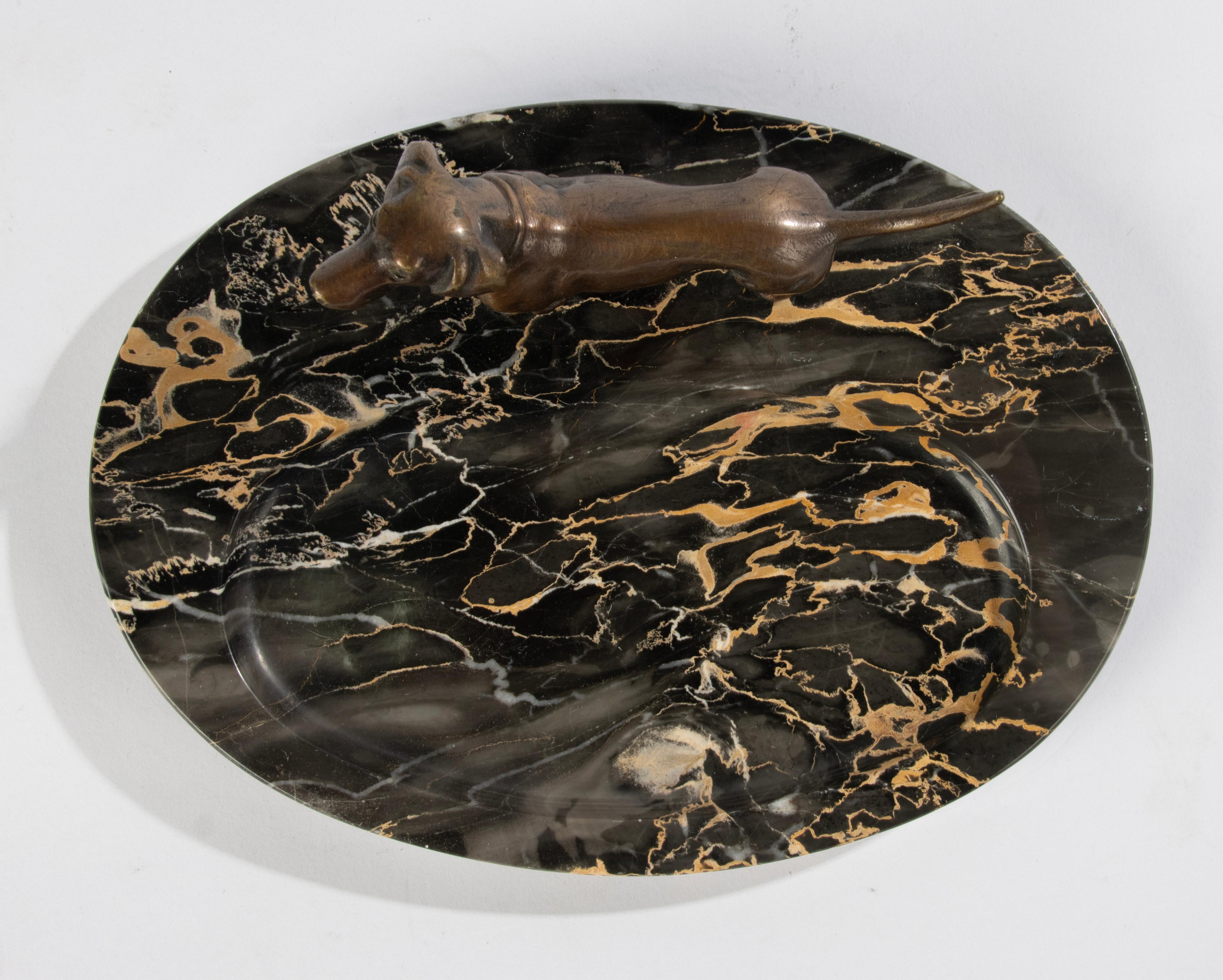 Vide-Poche des frühen 20. Jahrhunderts – Dachshund aus Bronze auf Marmorsockel  im Angebot 4