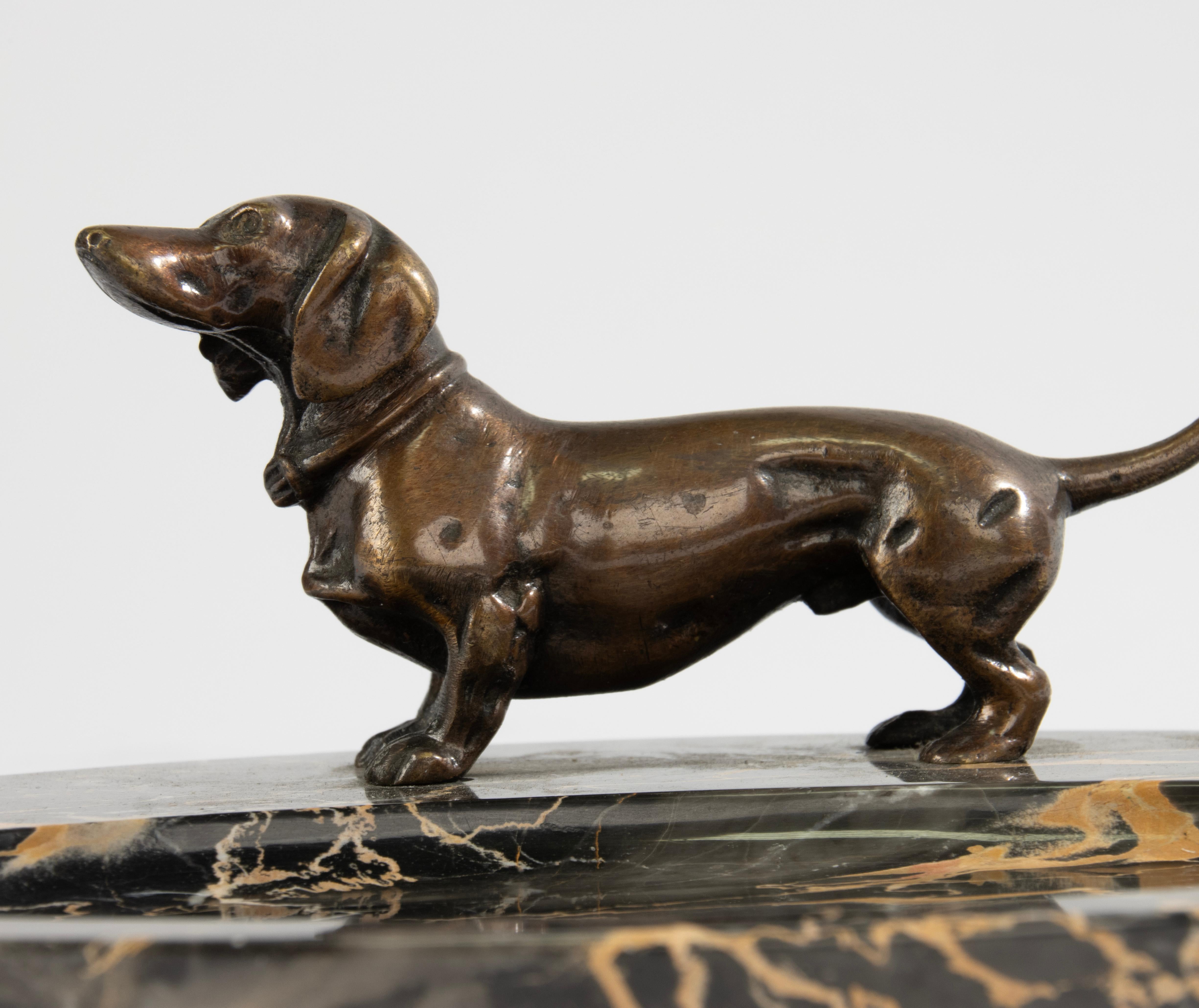 Vide-Poche des frühen 20. Jahrhunderts – Dachshund aus Bronze auf Marmorsockel  im Angebot 6