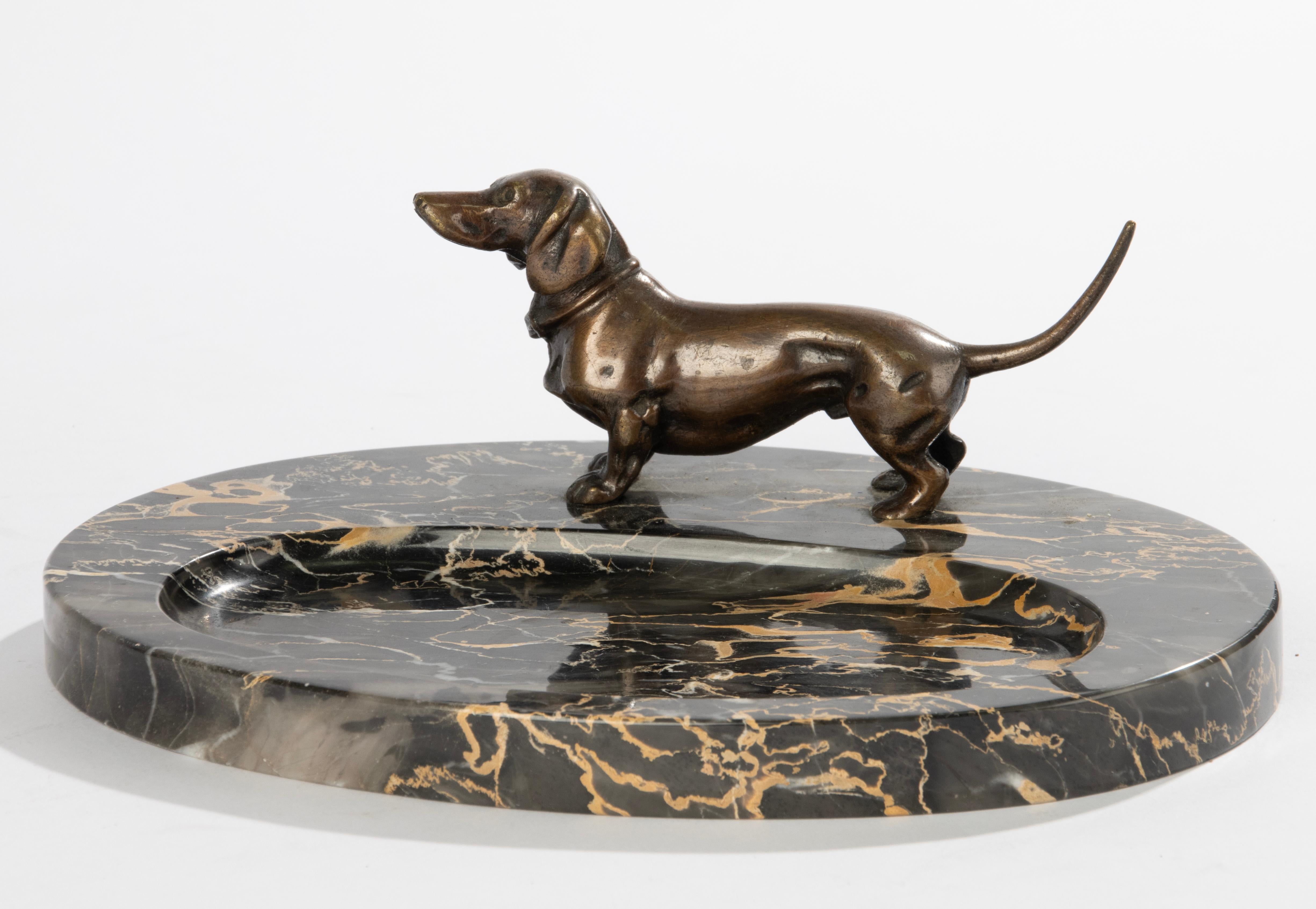Vide-Poche des frühen 20. Jahrhunderts – Dachshund aus Bronze auf Marmorsockel  (Art déco) im Angebot