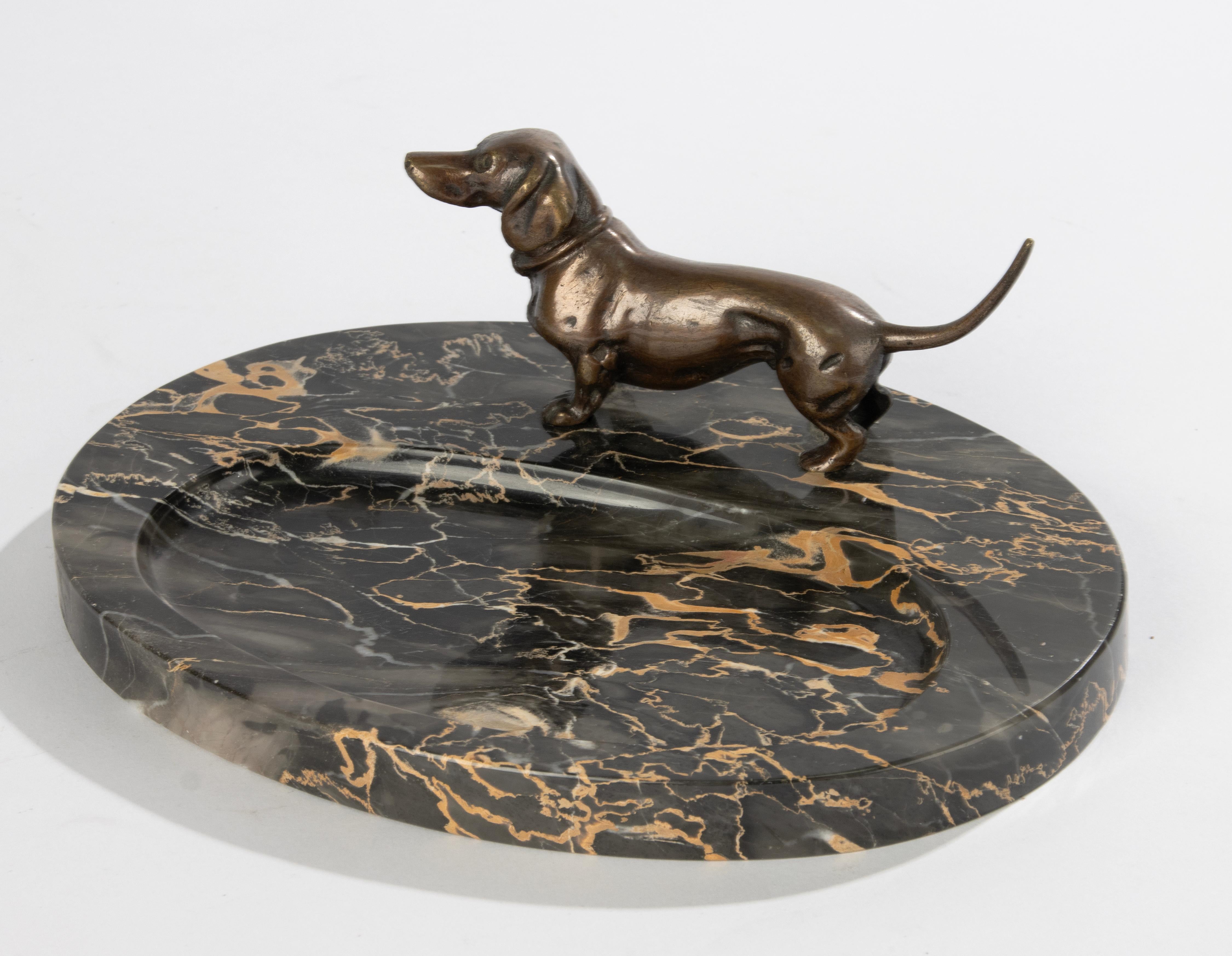 Early 20th Century Vide-Poche - Bronze Dachshund on Marble Base  In Good Condition For Sale In Casteren, Noord-Brabant