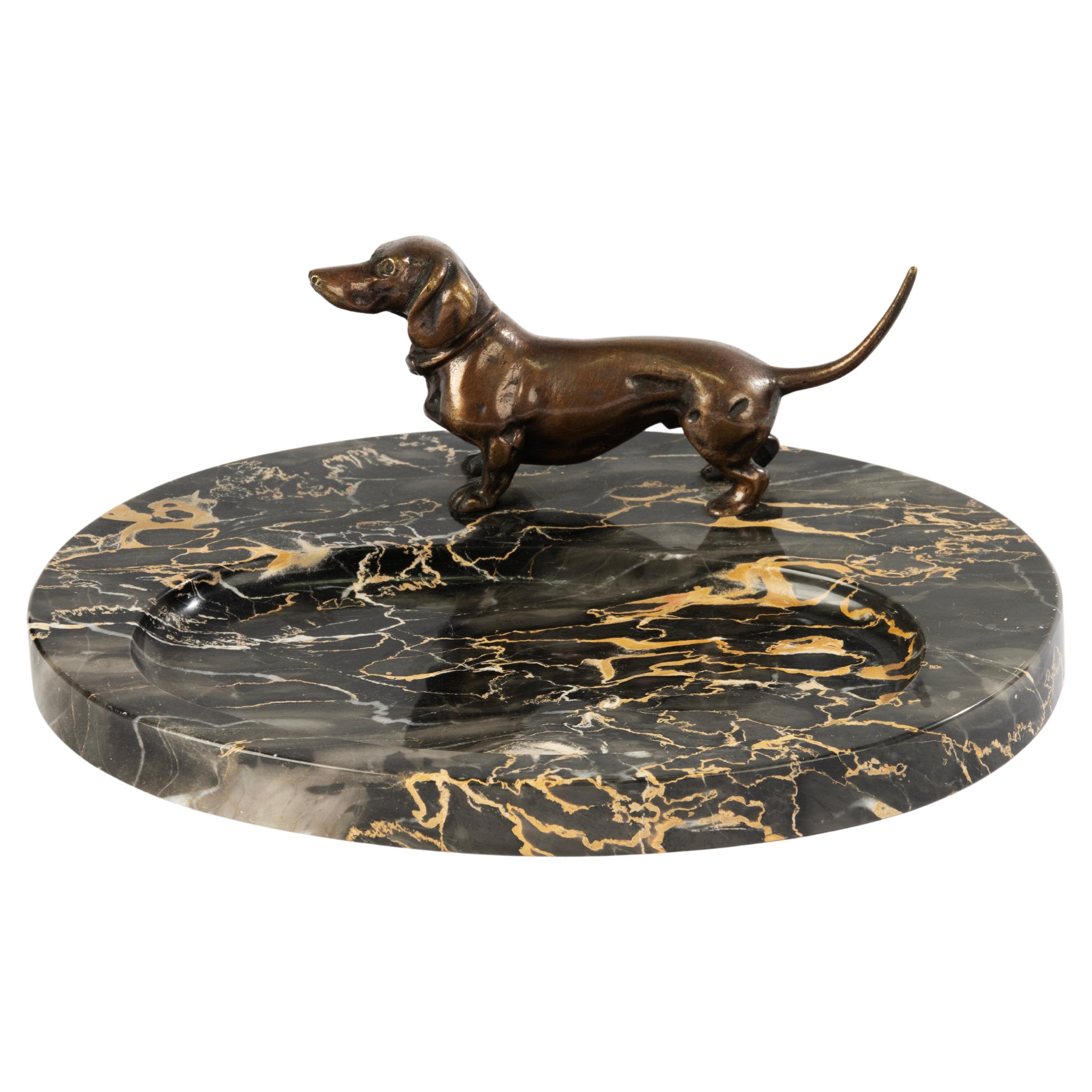 Vide-Poche des frühen 20. Jahrhunderts – Dachshund aus Bronze auf Marmorsockel  im Angebot