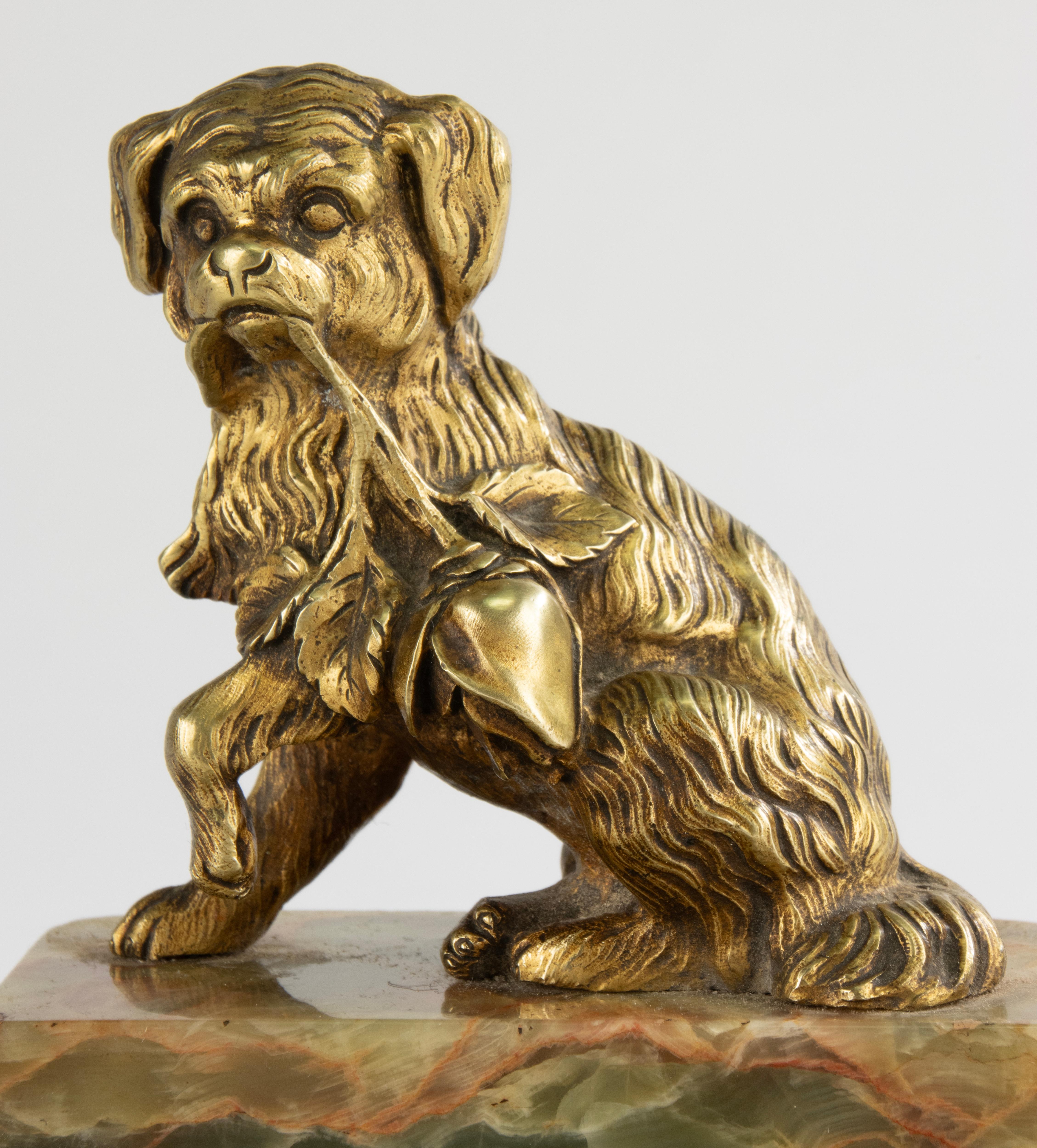 Una bellissima vide-poche, realizzata in onice, con una simpatica scultura in ottone di un cane.
Realizzato in Francia, intorno al 1900-1920.
La vide-poche è in buone condizioni. Una piccola scheggiatura/danno sulla parte anteriore, dovuta a una