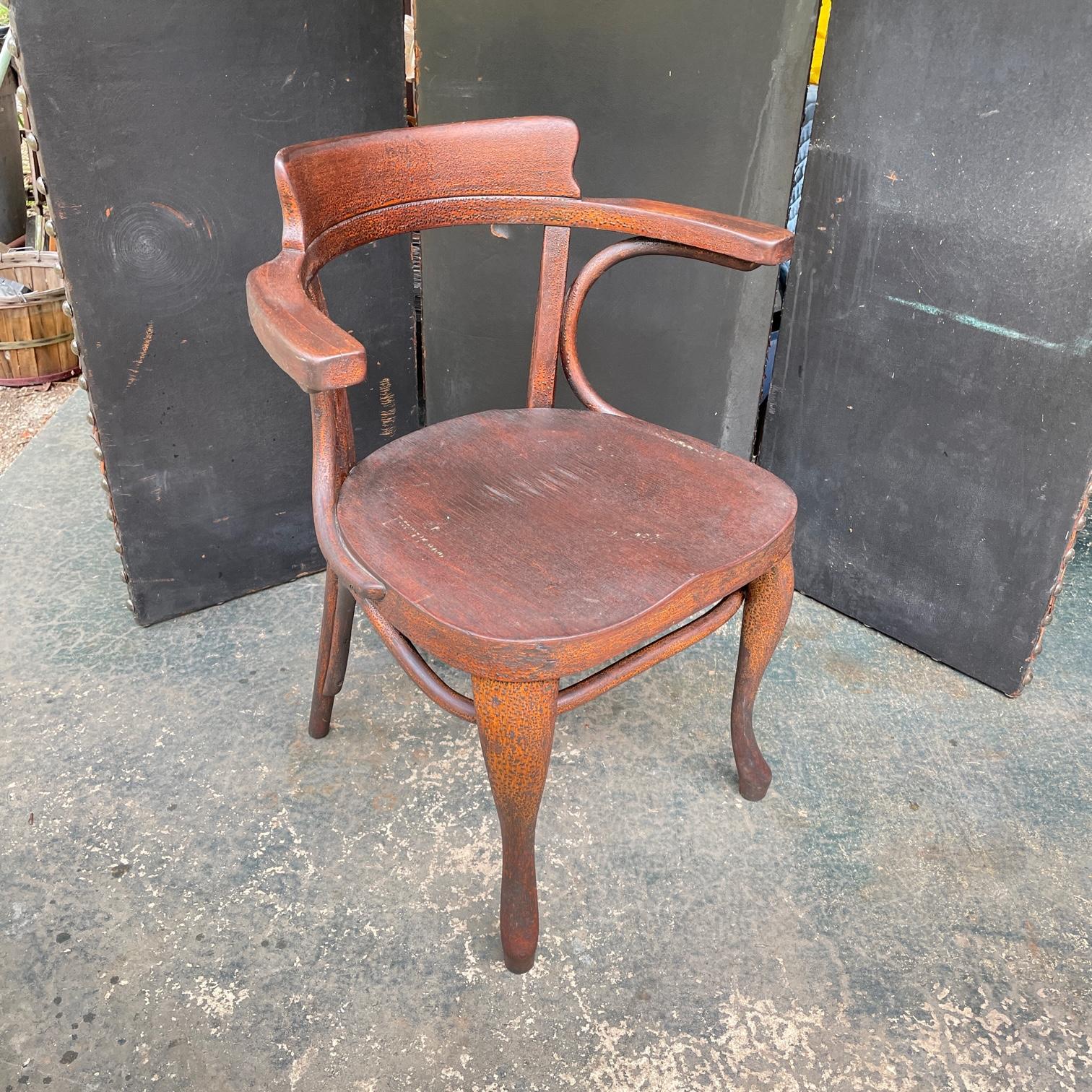 Poor unrestored condition. Secession armchairs, model no. 6150 by Adolf Loos for Thonet, Austria.


W 23 x D 22 x H 31.5 in.
Arm Height: 25 in.
Seat Height: 18.5 in.
