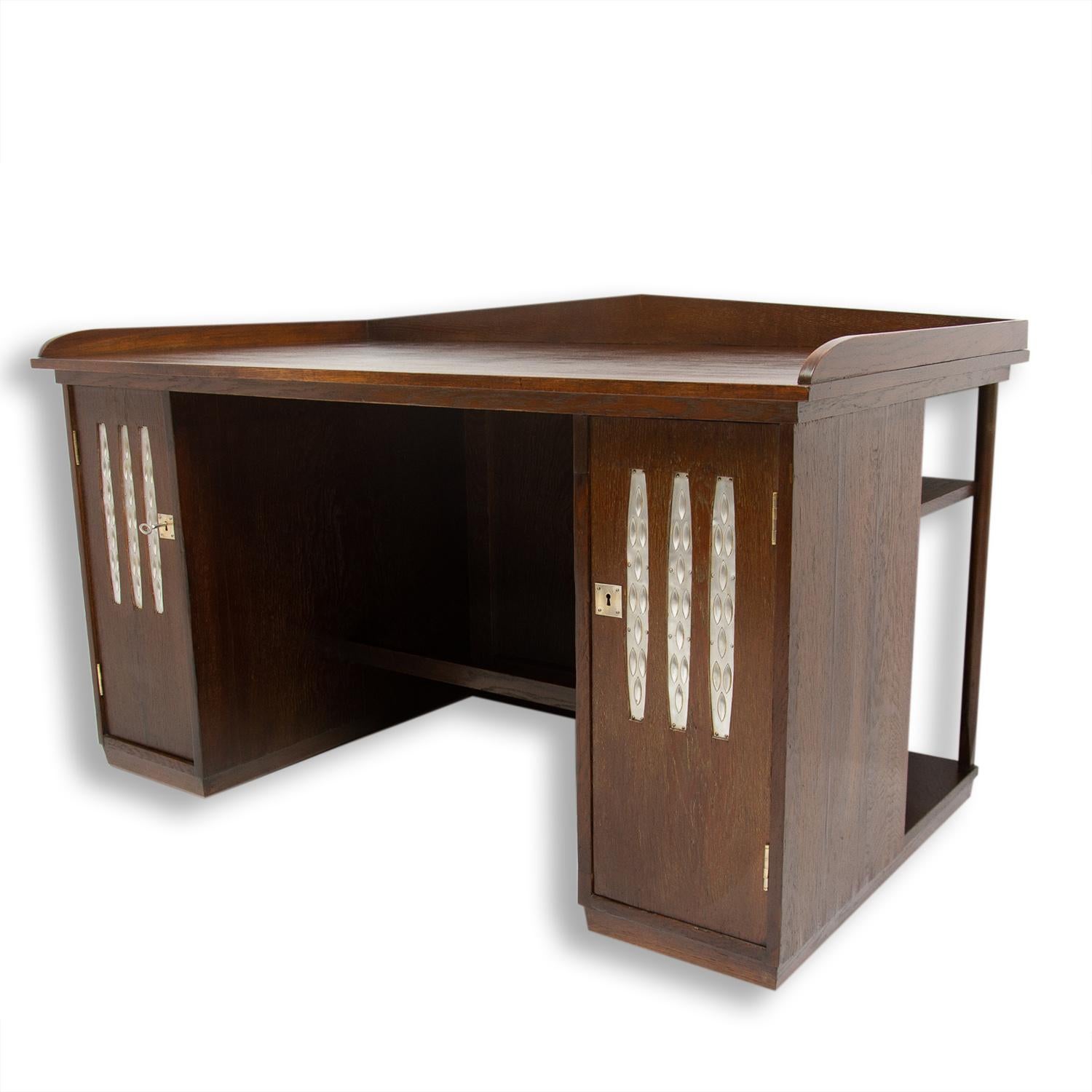 Early 20th Century Viennese Secession Writing Desk in Oak In Good Condition In Prague 8, CZ