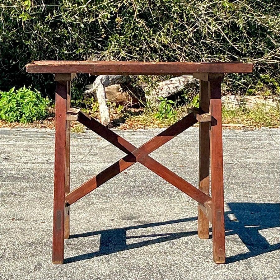 Infusez votre espace avec un charme rustique en utilisant cette table d'appoint vintage boho primitive. Fabriqué à la main avec une esthétique brute et organique, il présente des lignes simples et des tons de bois naturel qui soulignent son