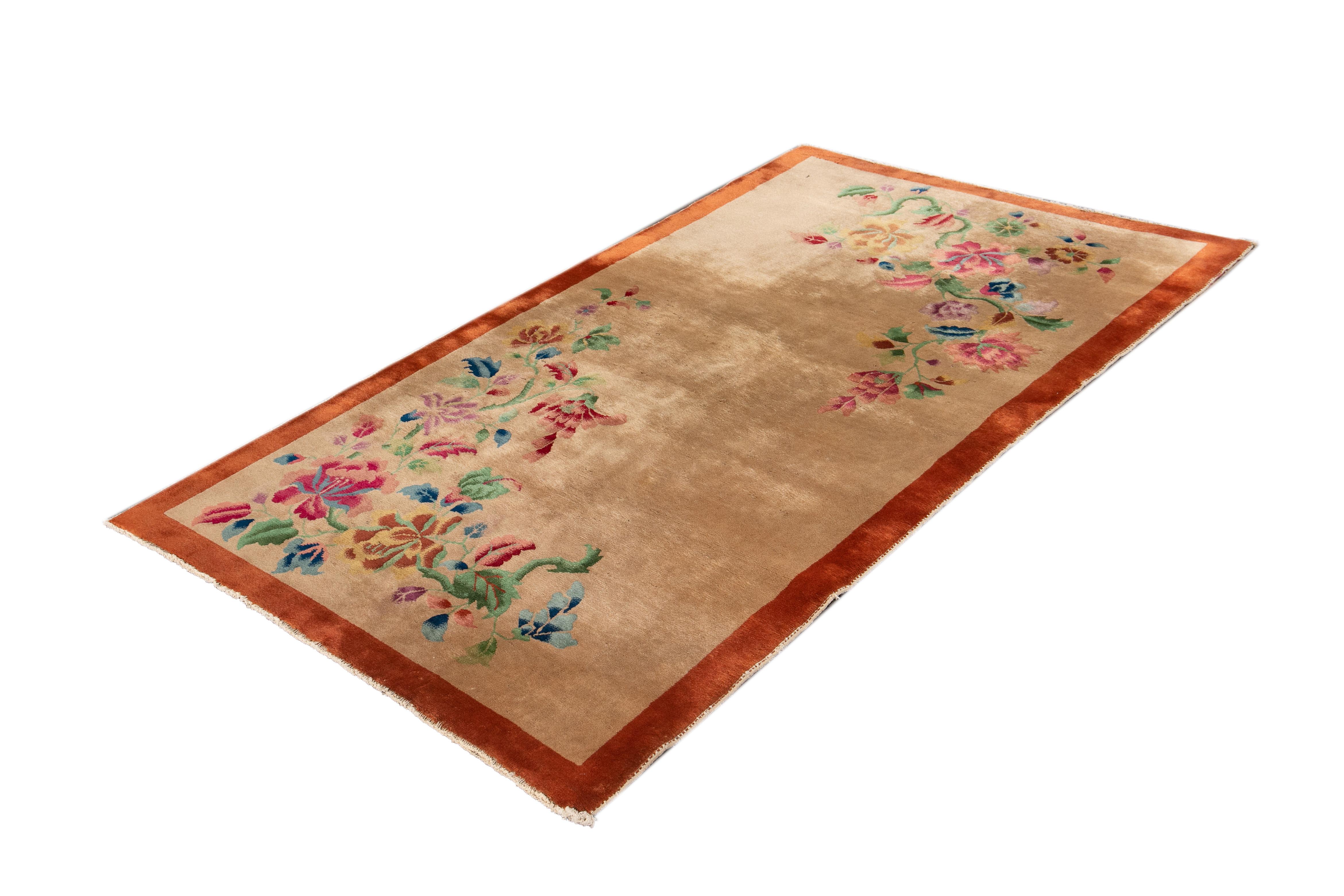 Schöner antiker chinesischer Art-Déco-Teppich mit beigem Feld und orangefarbener Bordüre mit mehrfarbigen Akzenten und einem floralen Gesamtmuster. 

Dieser Teppich misst 4' 0