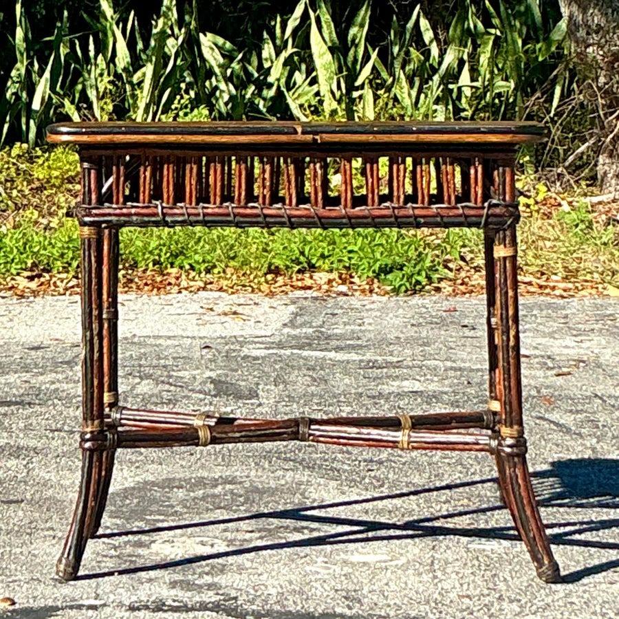 Cette table d'appoint vintage en rotin Karpen apporte une touche côtière à votre intérieur. Conçu avec un savoir-faire intemporel, il est doté d'un cadre en rotin robuste, de détails tissés naturels et d'une finition chaleureuse qui rehausse son