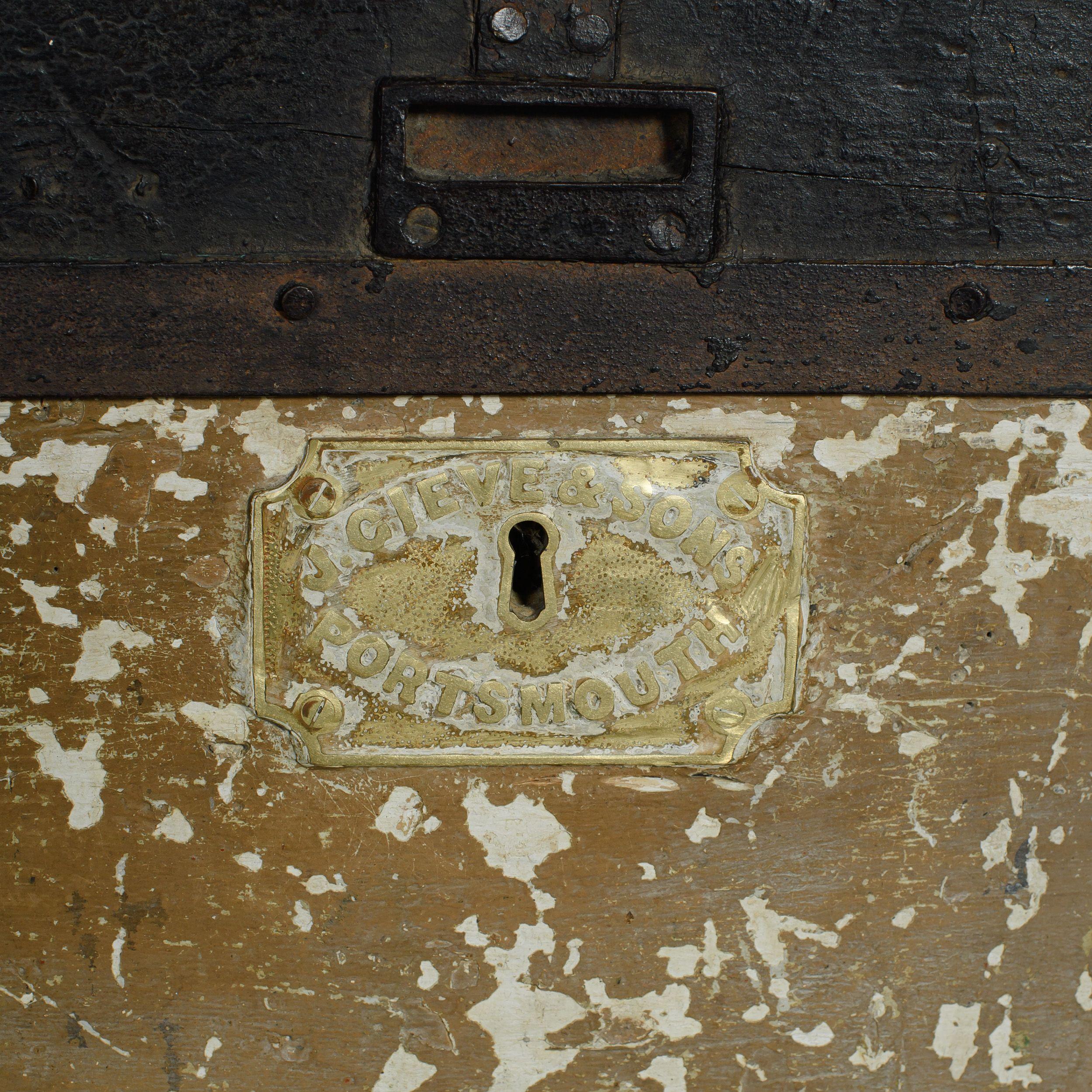 Baúl europeo vintage de principios del siglo XX J. Cleve & Sons Portsmouth Metal en venta