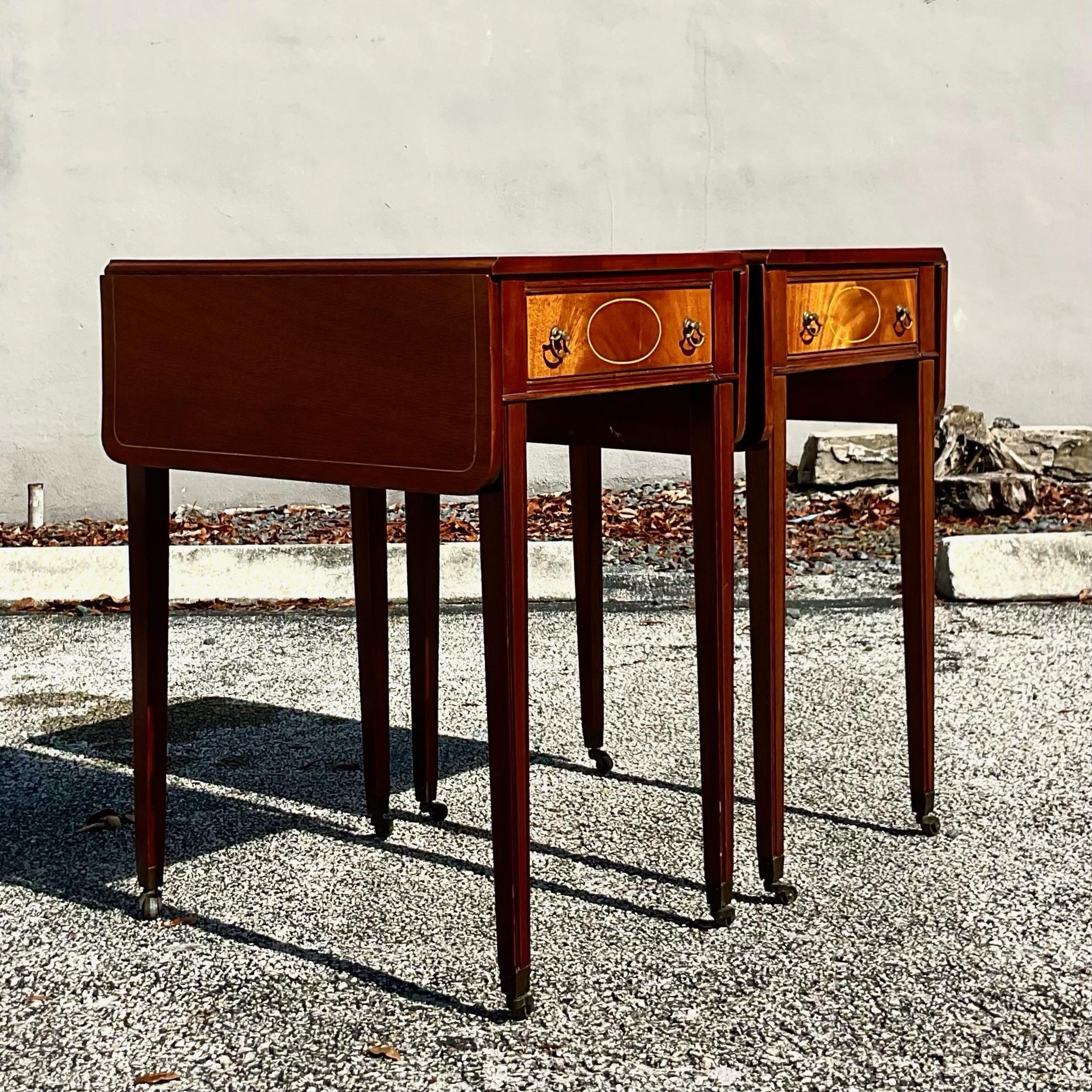Vintage-Pembroke-Tisch im Federal-Stil des frühen 20. Jahrhunderts, Paar im Zustand „Gut“ im Angebot in west palm beach, FL