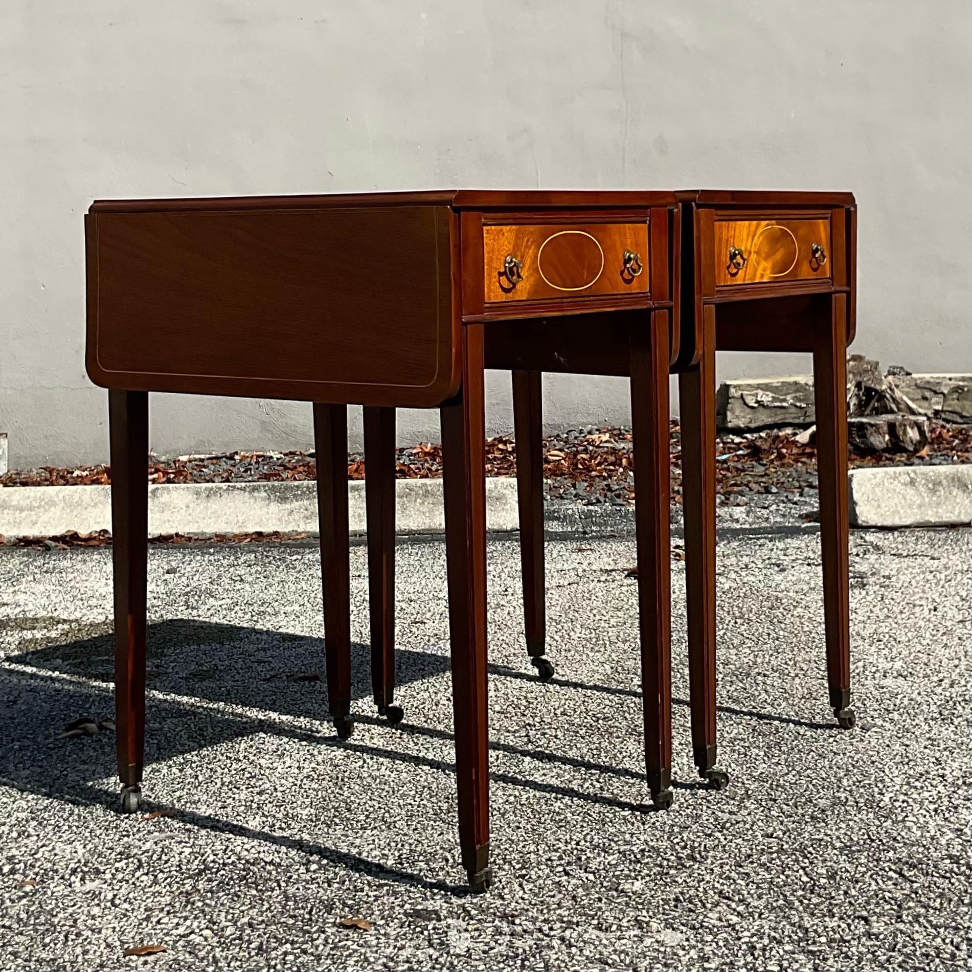 Vintage-Pembroke-Tisch im Federal-Stil des frühen 20. Jahrhunderts, Paar (Mahagoni) im Angebot