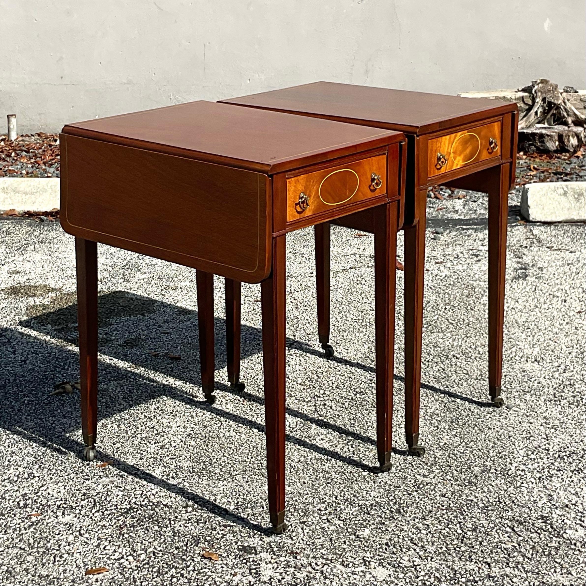 Vintage-Pembroke-Tisch im Federal-Stil des frühen 20. Jahrhunderts, Paar im Angebot 1
