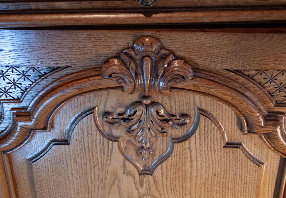 Early 20th Century Vintage French Console in Solid Oak For Sale 2