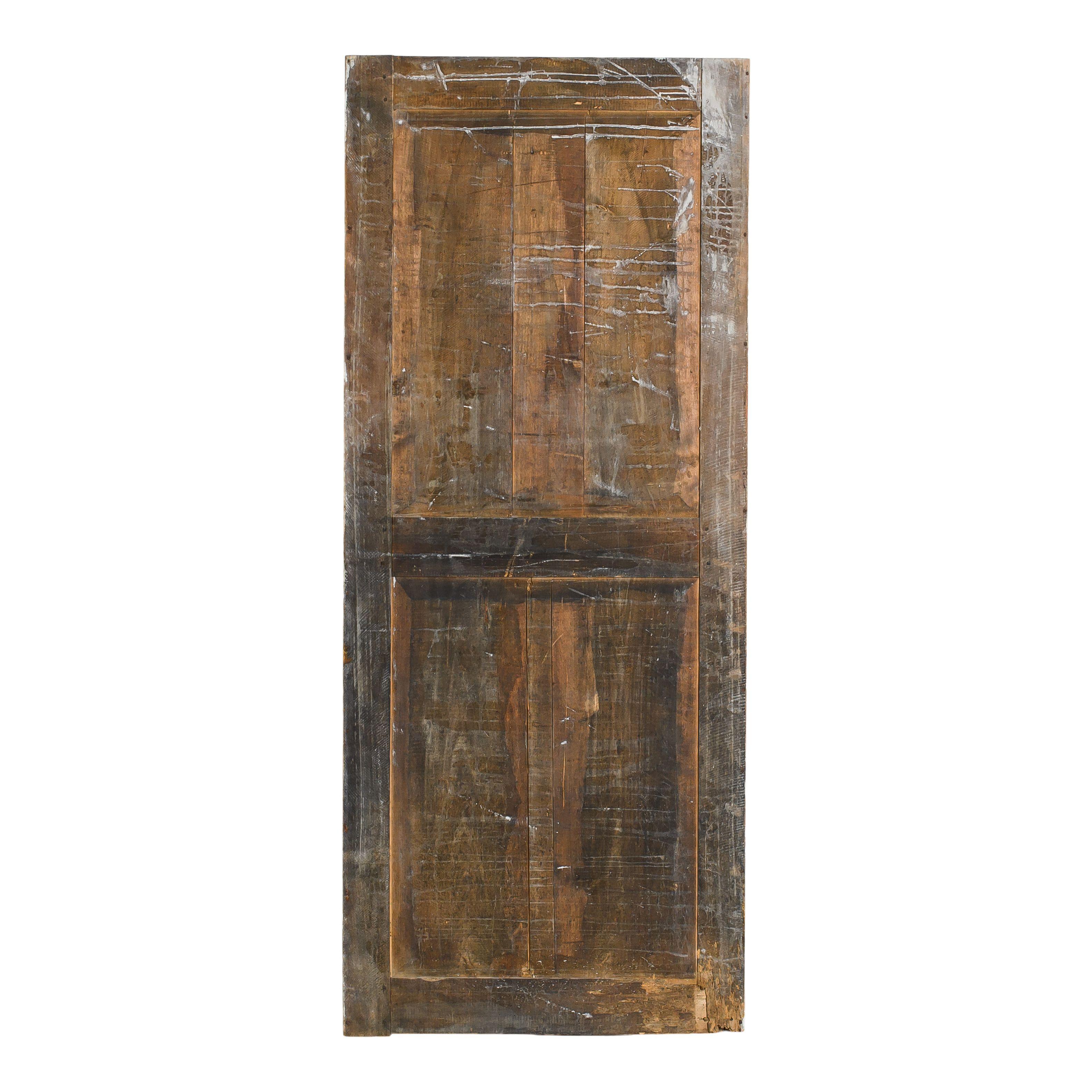 Une armoire haute française vintage avec une peinture vieillie dans les tons gris et blanc antique. Cette armoire du début du 20e siècle est dotée d'une grande porte qui s'ouvre à l'aide d'une clé et d'une serrure en métal. L'intérieur comporte 5