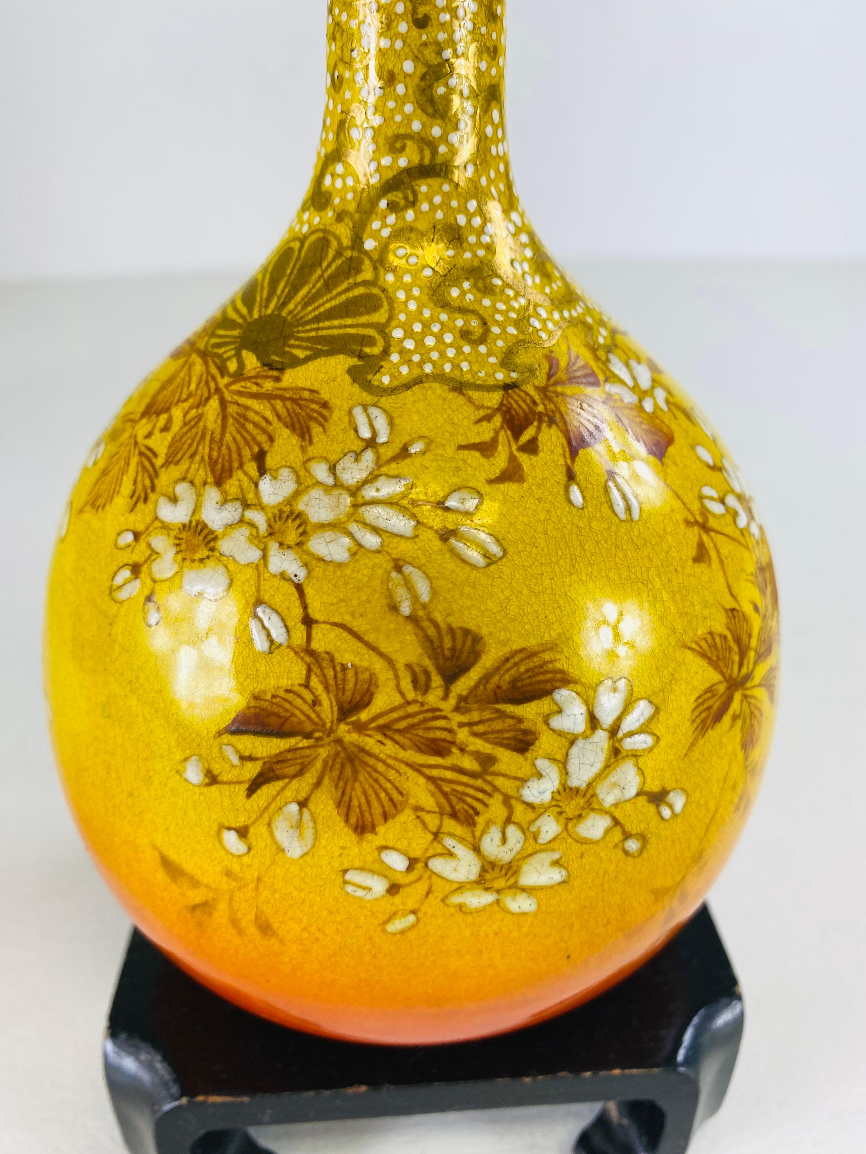 Chinese Export Early 20th century vintage hand painted Chinese export vase with stand For Sale