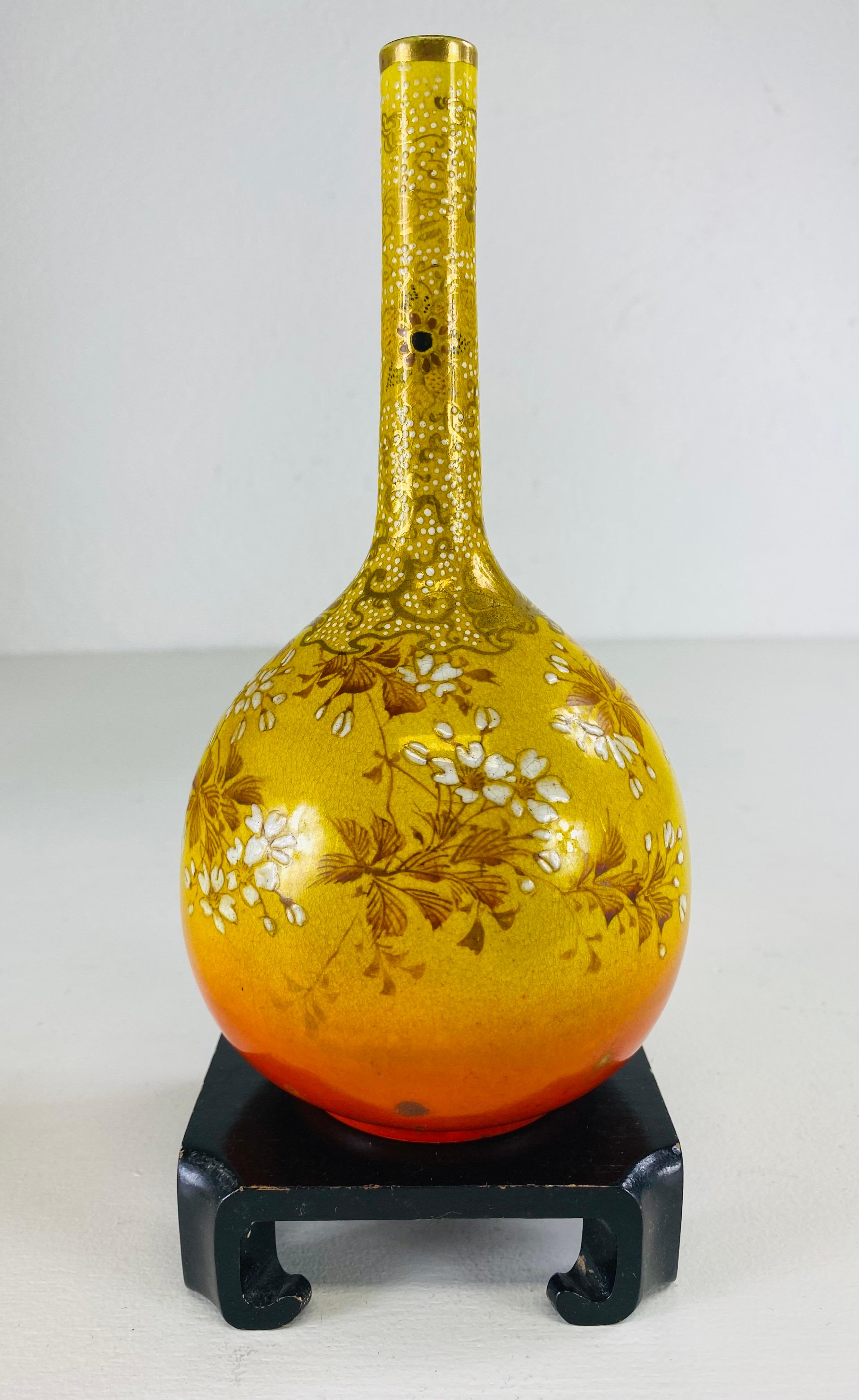 Early 20th century vintage hand painted Chinese export vase with stand In Good Condition For Sale In Allentown, PA