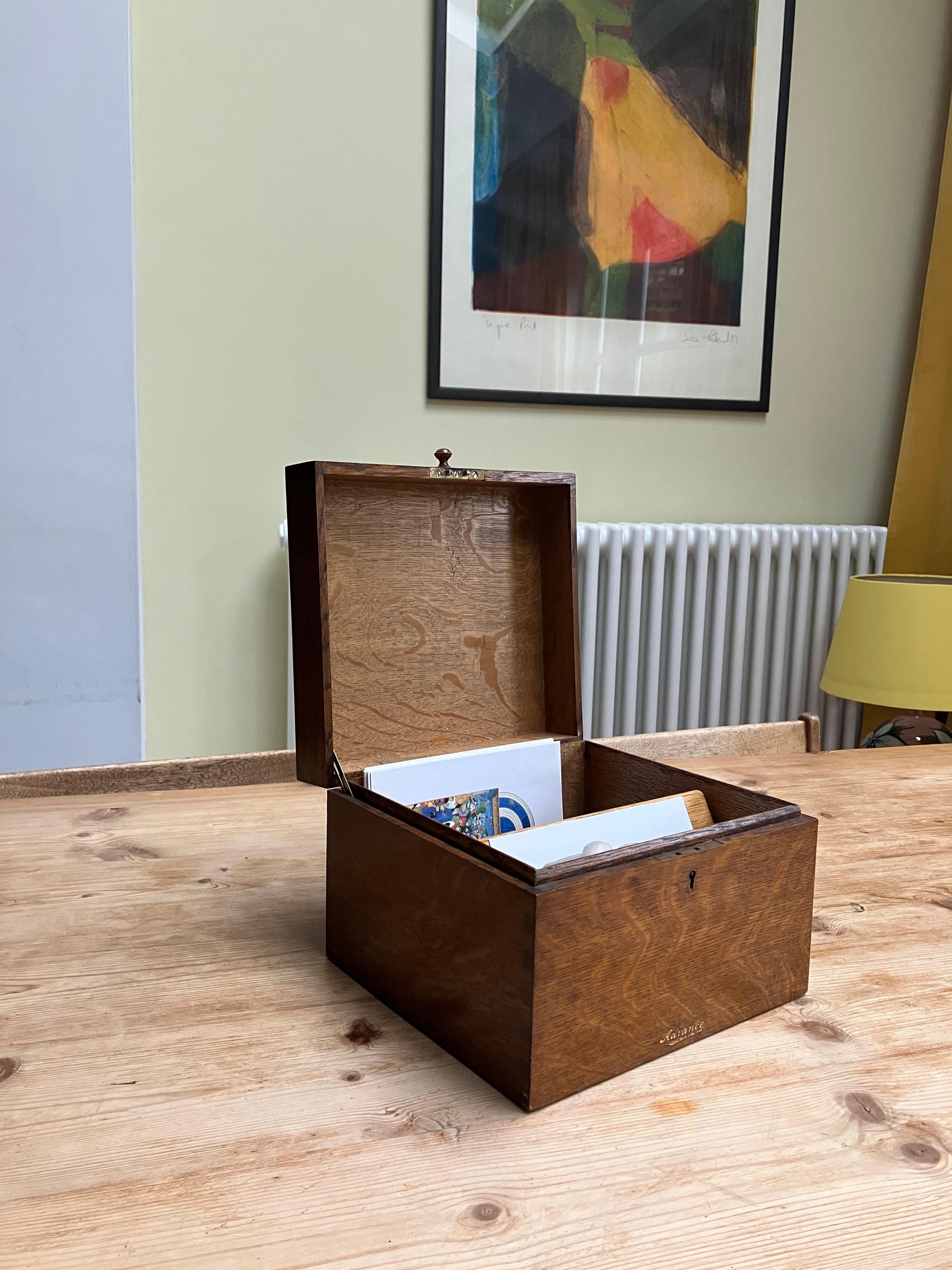A gorgeous vintage oak box for letters or filing. Handmade in England.
Lovely colour and patina to the oak finish. 

Size; 21,5cm deep, 23cm wide, 16cm high.